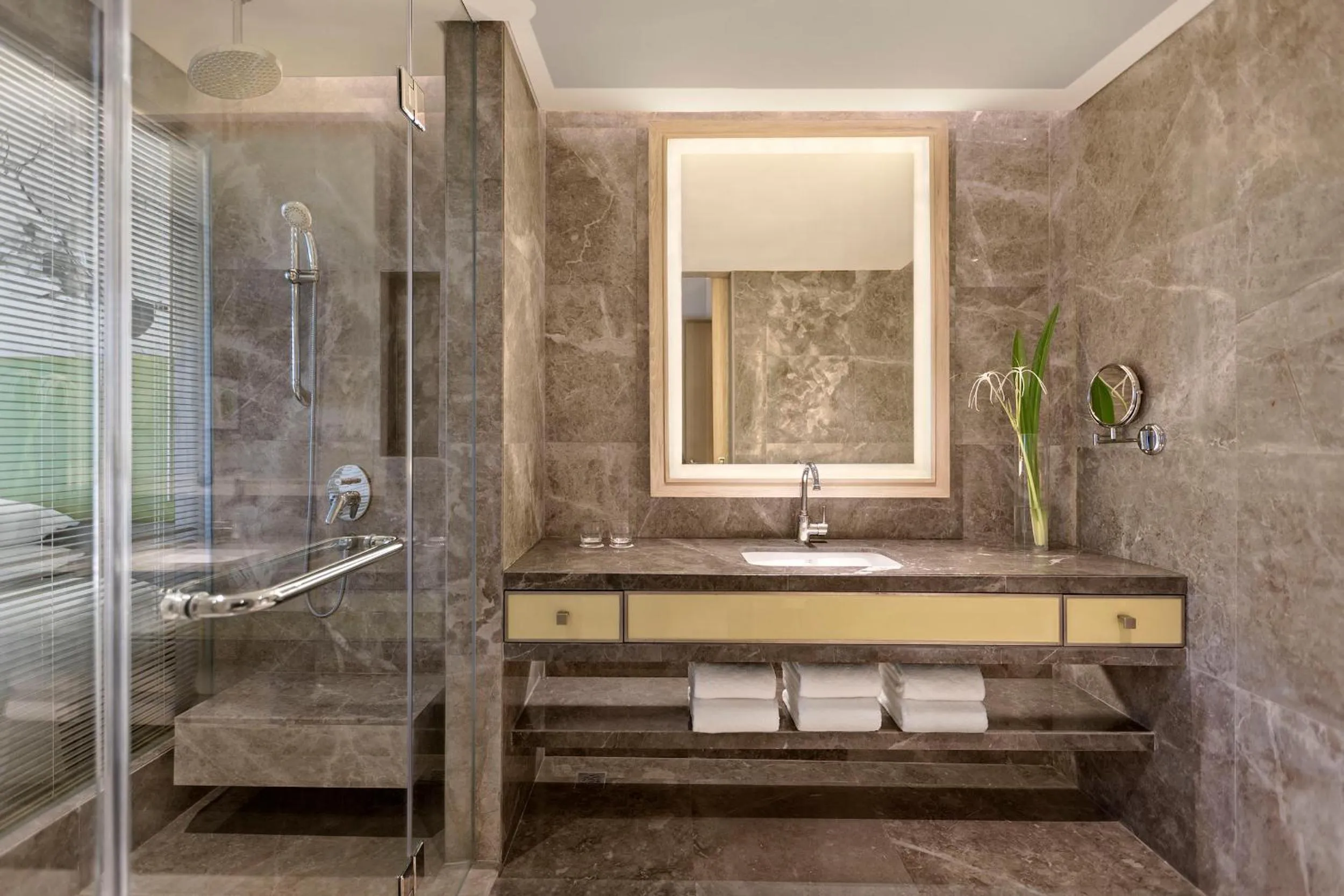 Toilet in Courtyard by Marriott Iloilo