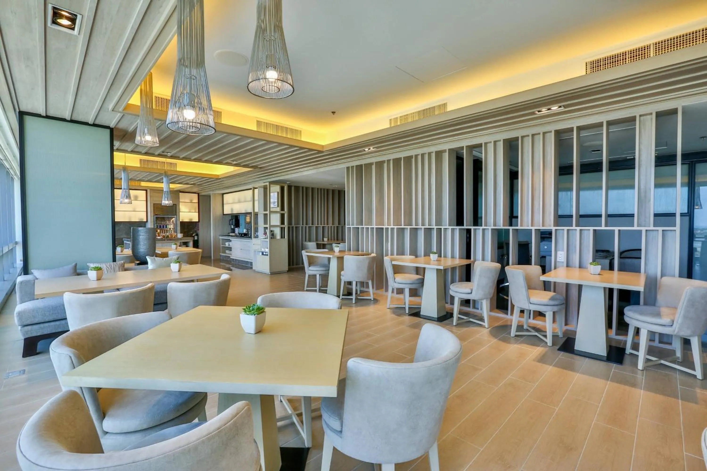 Lounge or bar in Courtyard by Marriott Iloilo