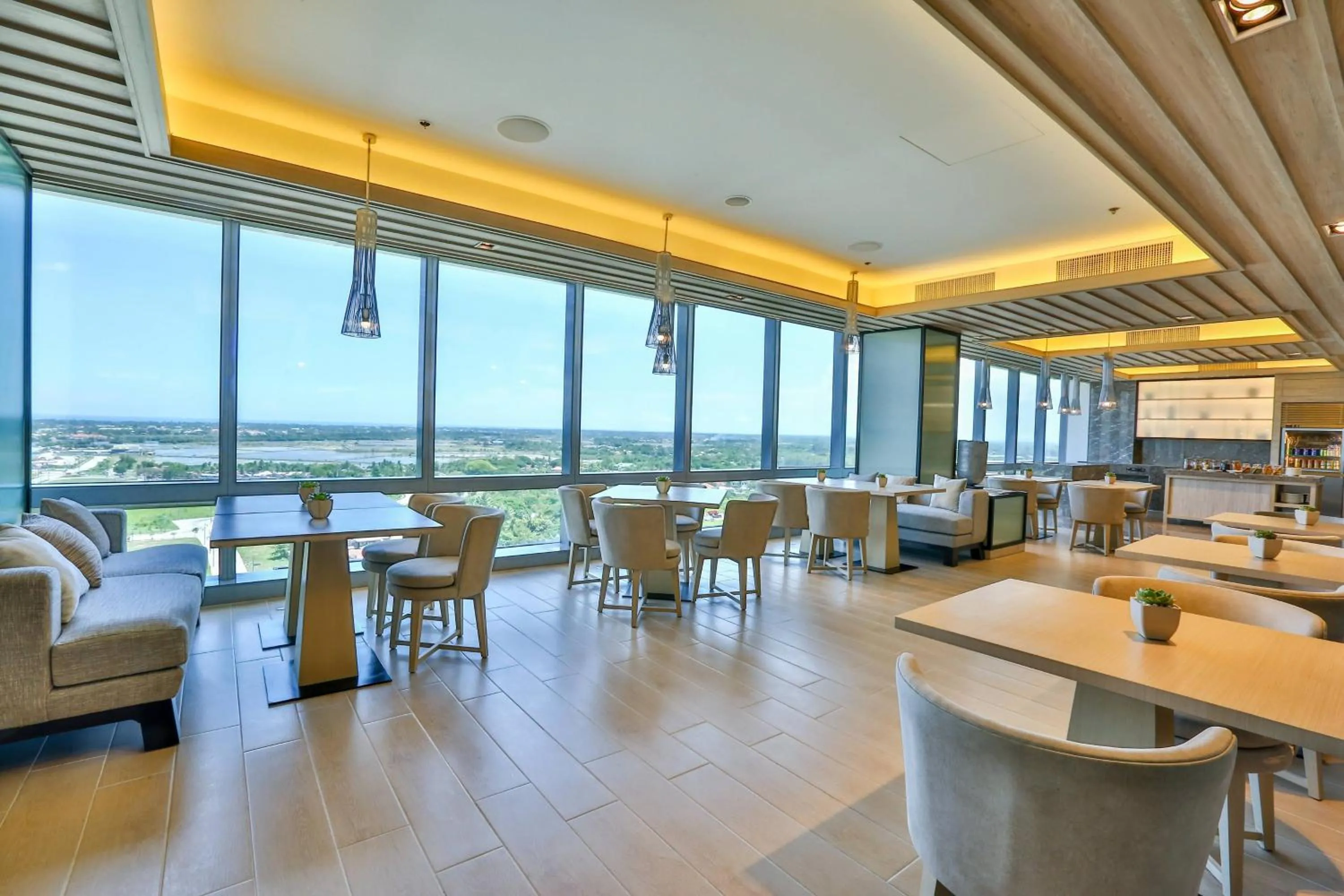 Lounge or bar in Courtyard by Marriott Iloilo