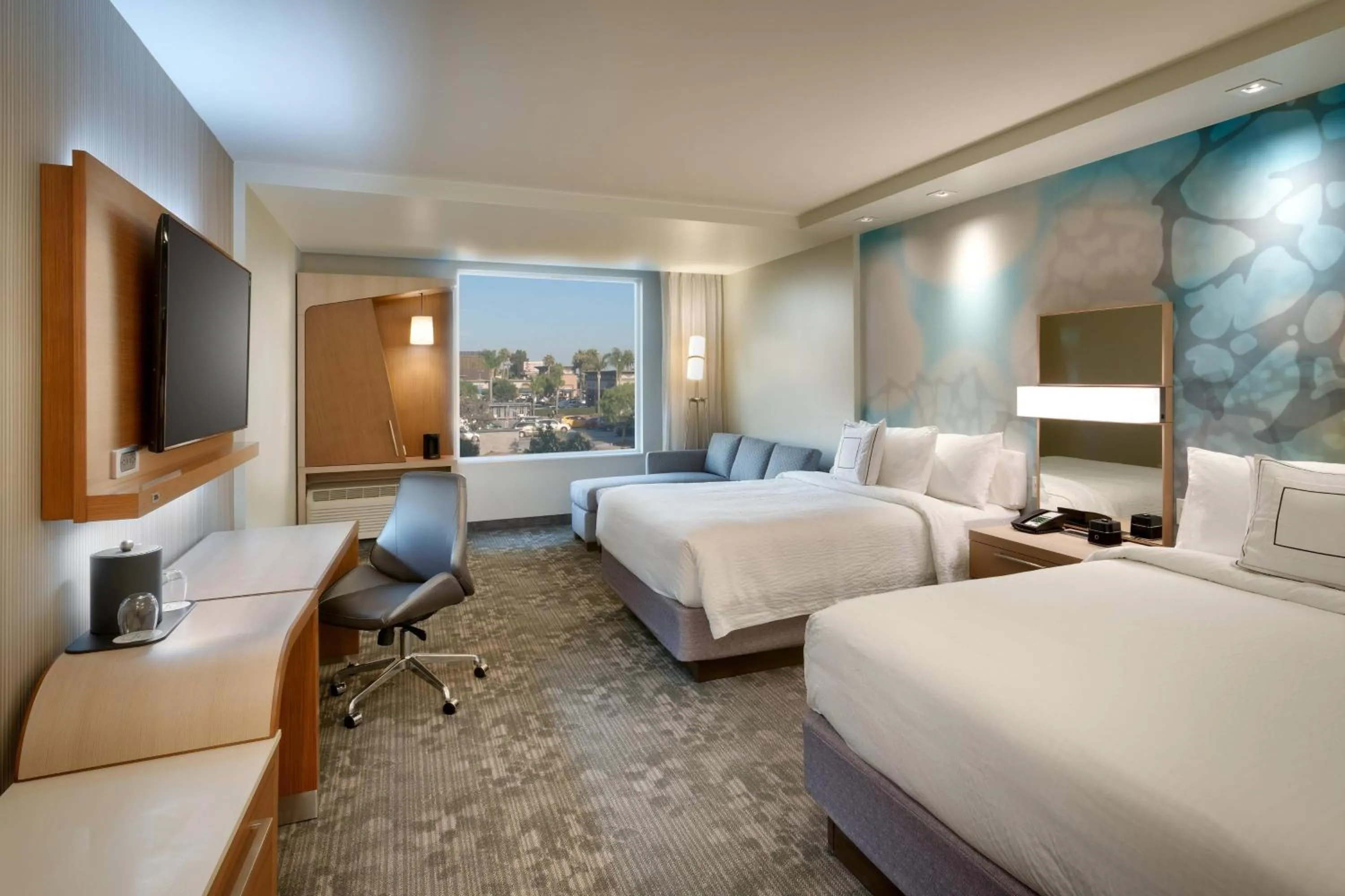 Photo of the whole room, Bed in Courtyard by Marriott Los Angeles LAX/Hawthorne