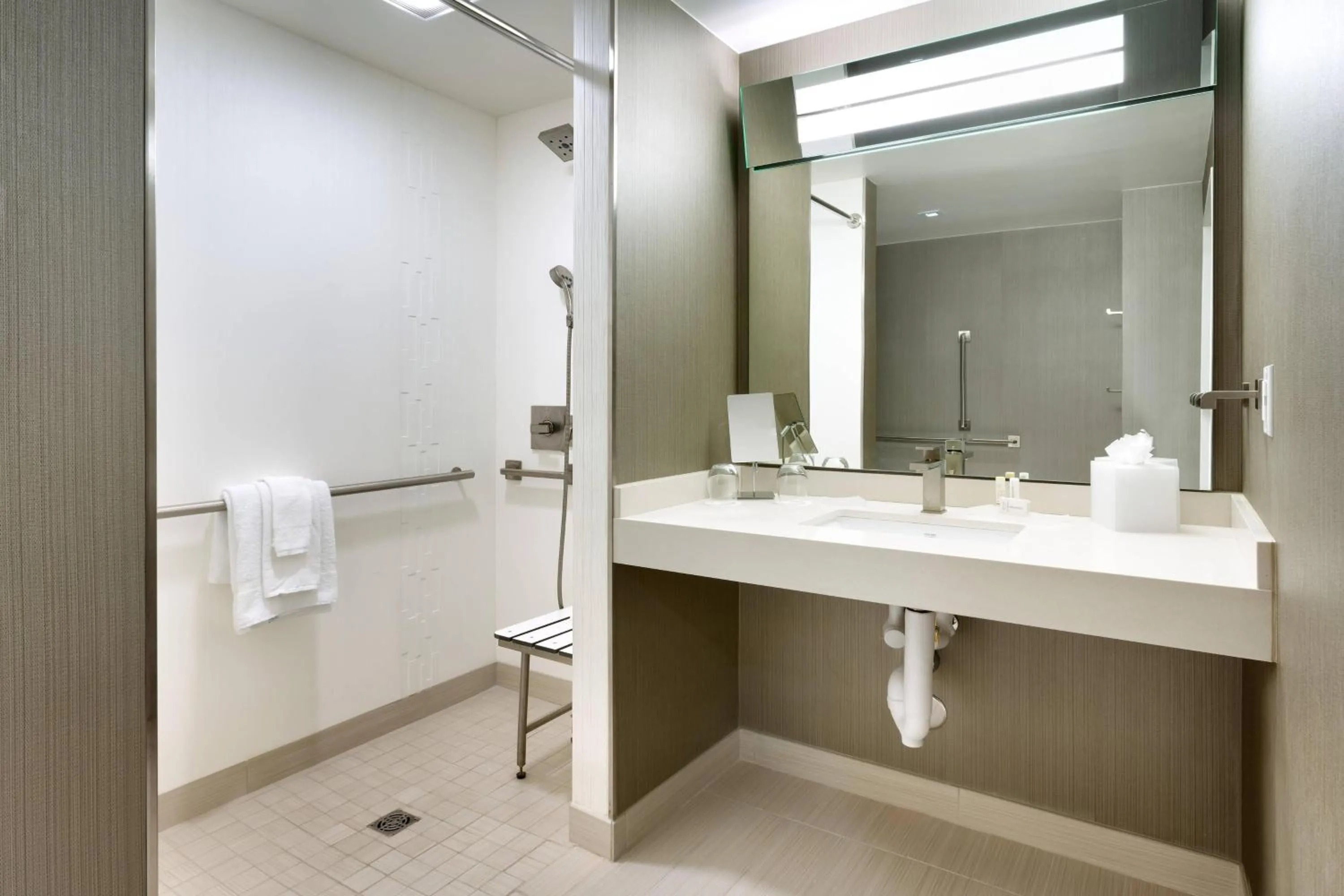 Bathroom in Courtyard by Marriott Los Angeles LAX/Hawthorne