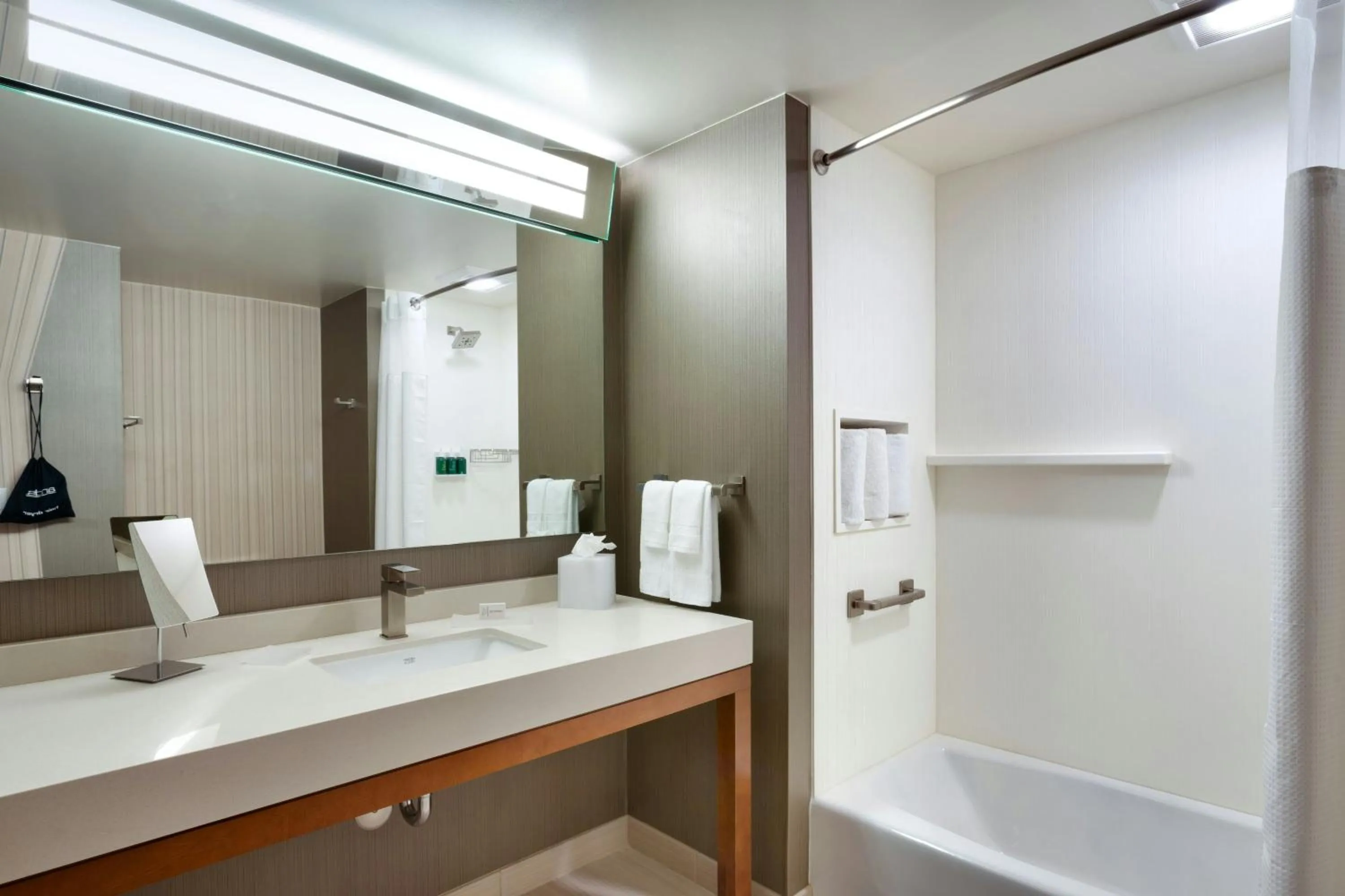 Bathroom in Courtyard by Marriott Los Angeles LAX/Hawthorne