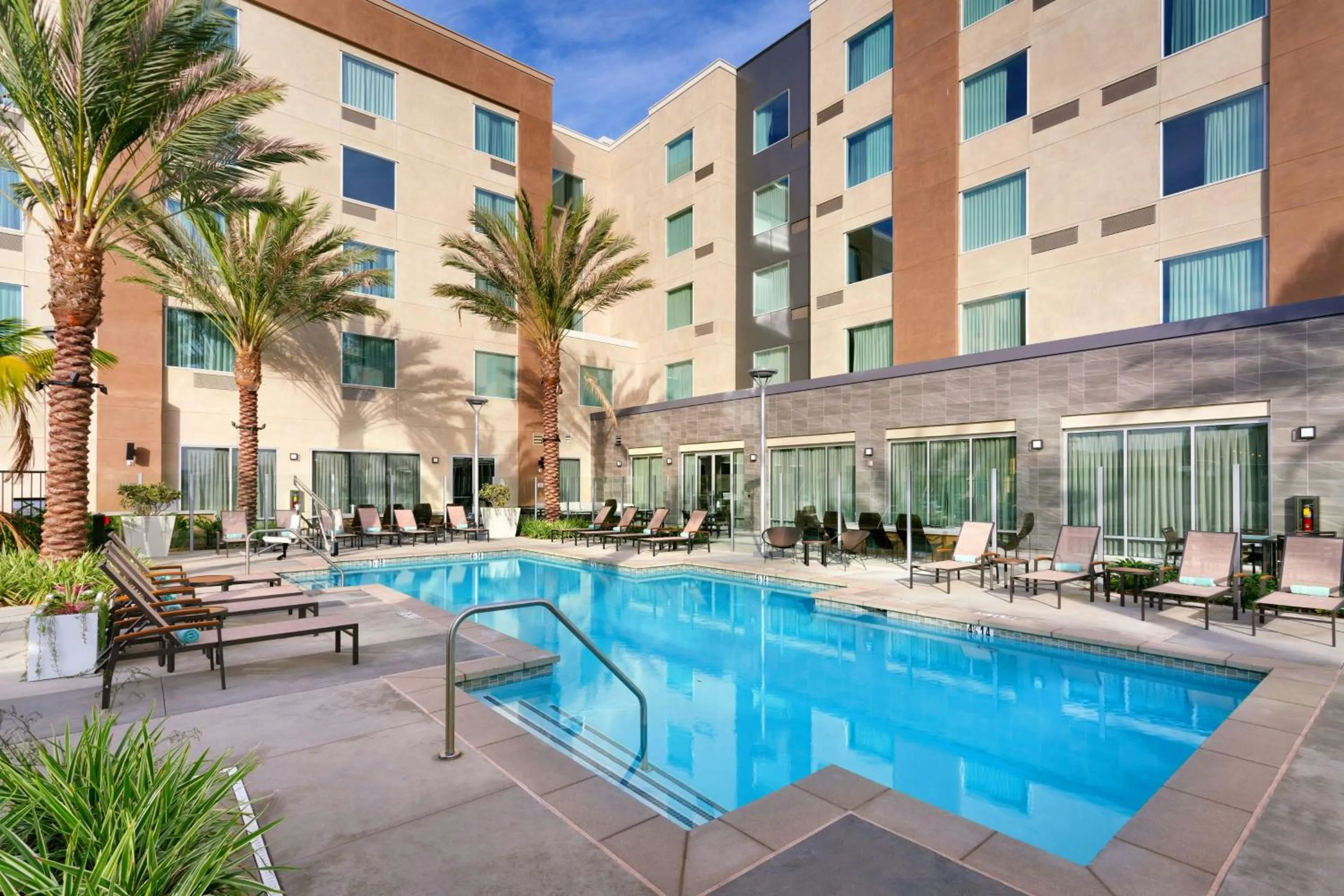 Swimming pool in TownePlace Suites by Marriott Los Angeles LAX/Hawthorne