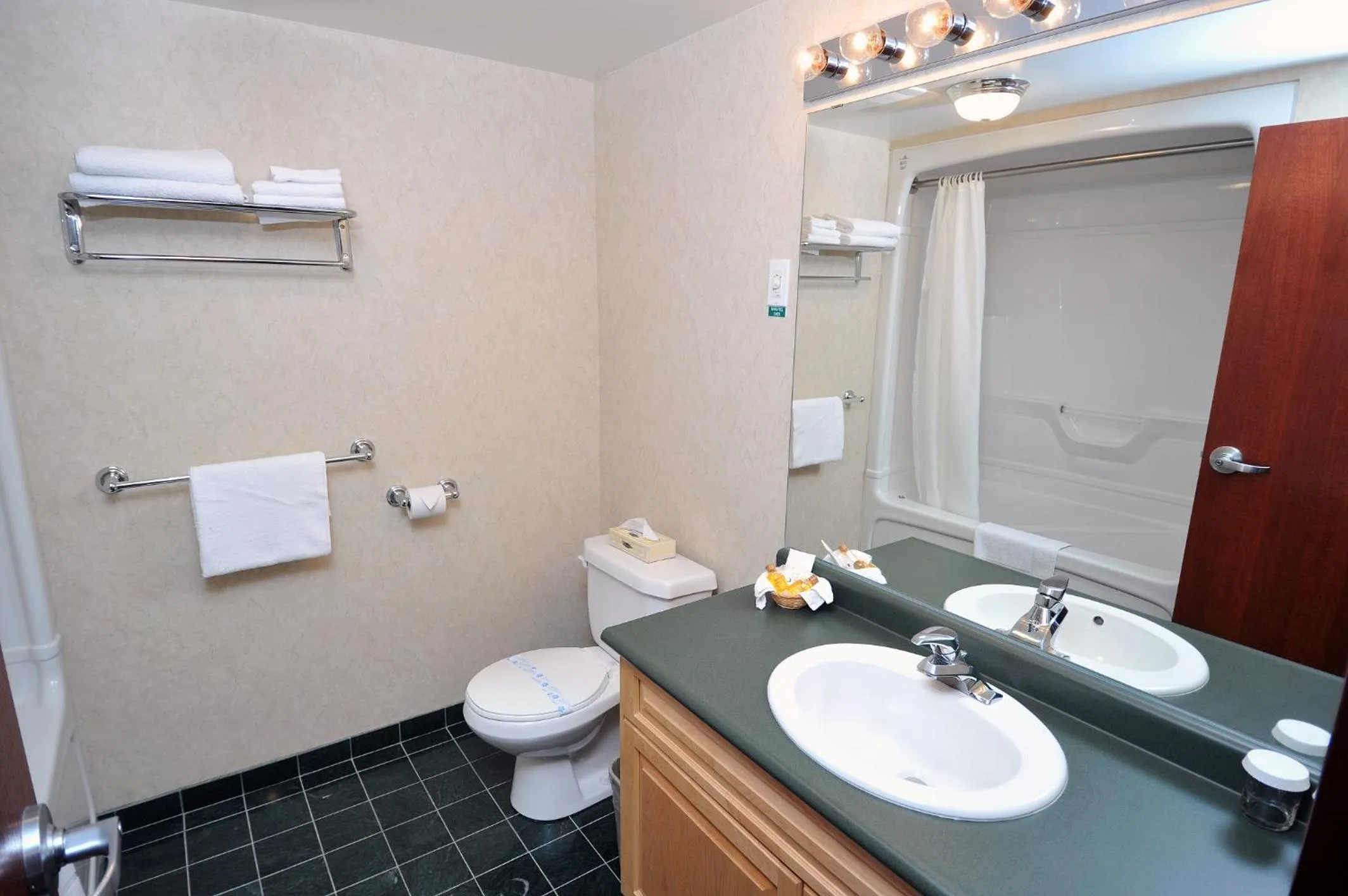 Bathroom in Country Inn Listowel