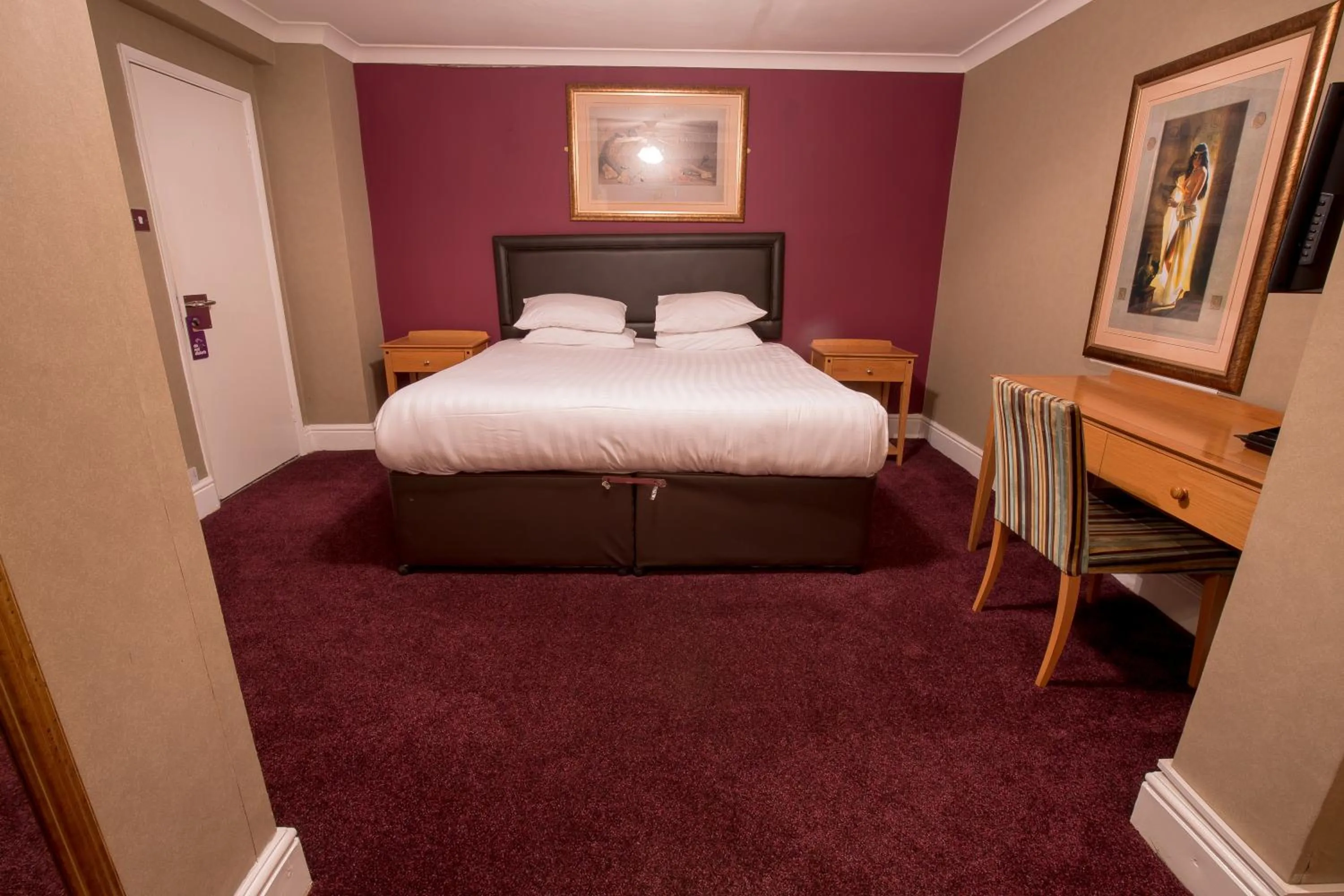 Photo of the whole room in Rossmore Hotel