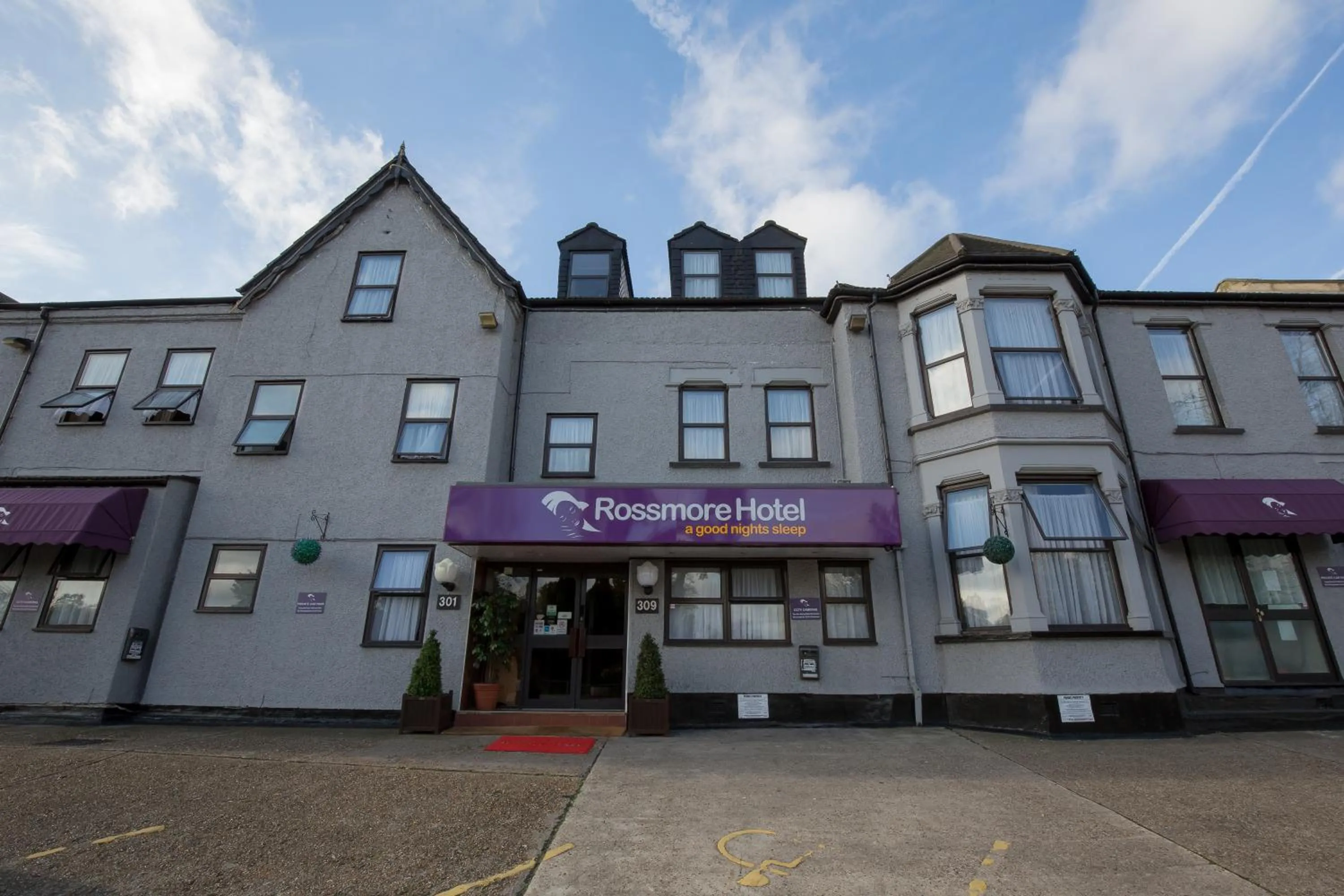 Facade/entrance, Property Building in Rossmore Hotel