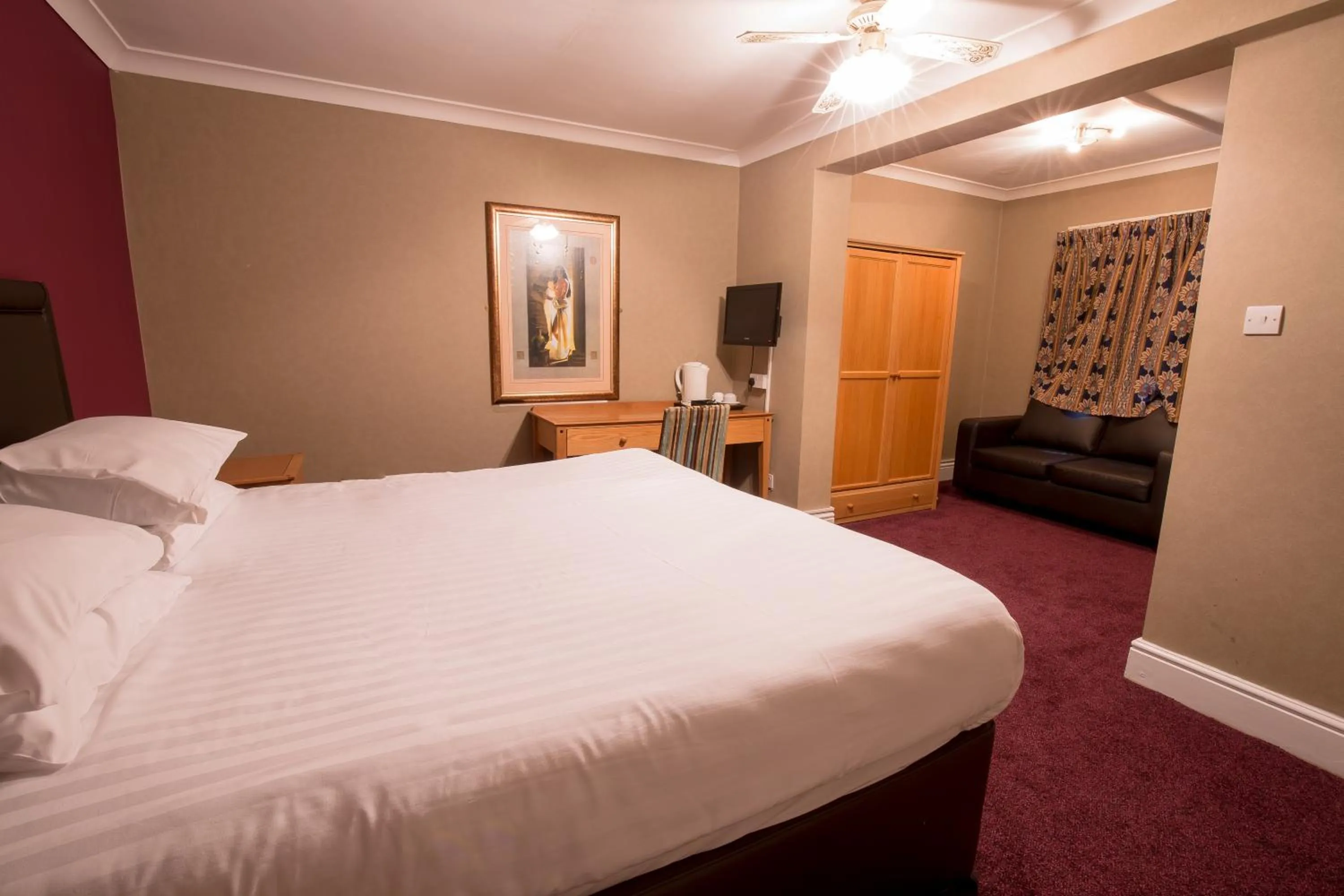 Photo of the whole room in Rossmore Hotel