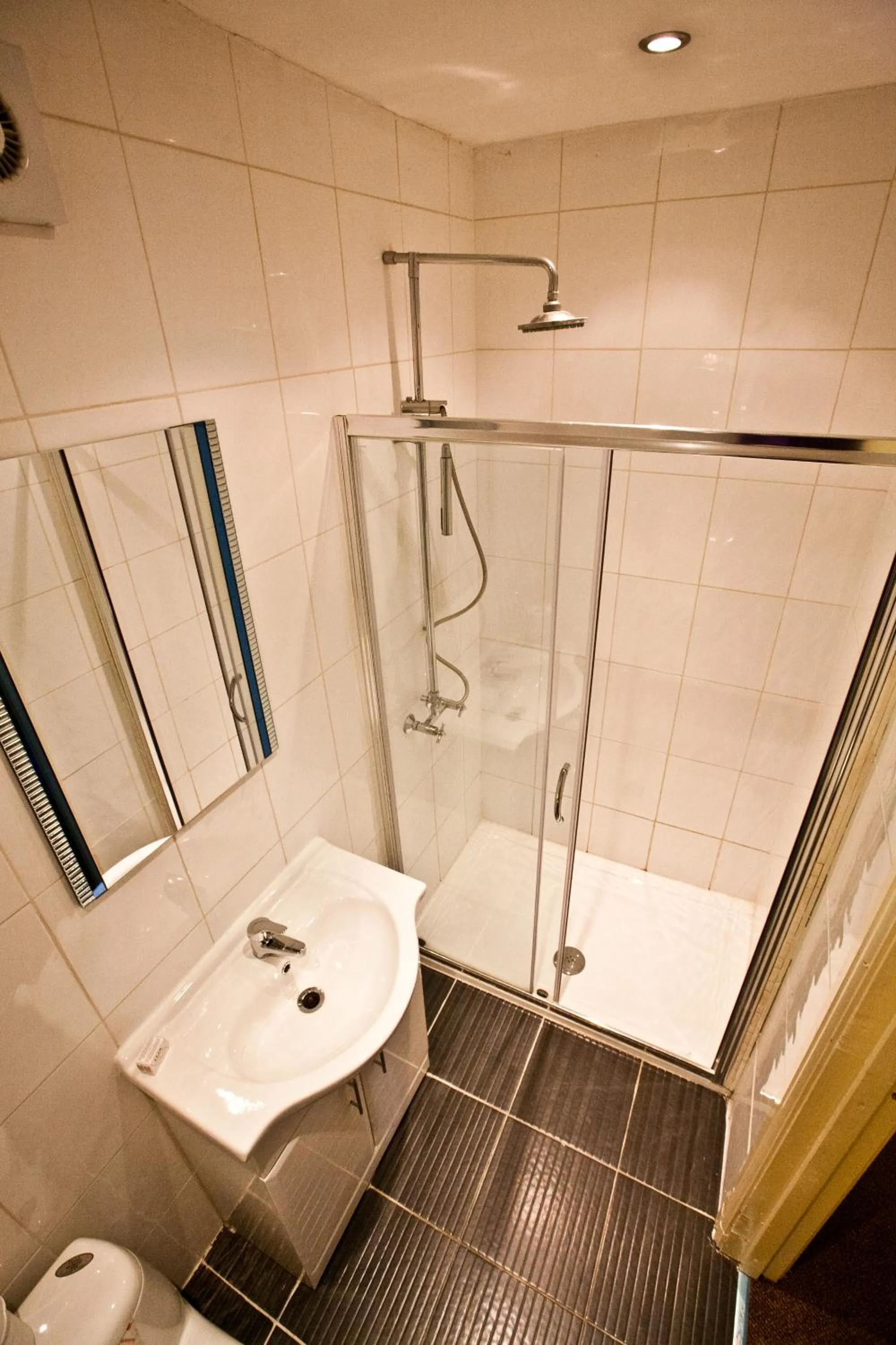 Bathroom in Rossmore Hotel