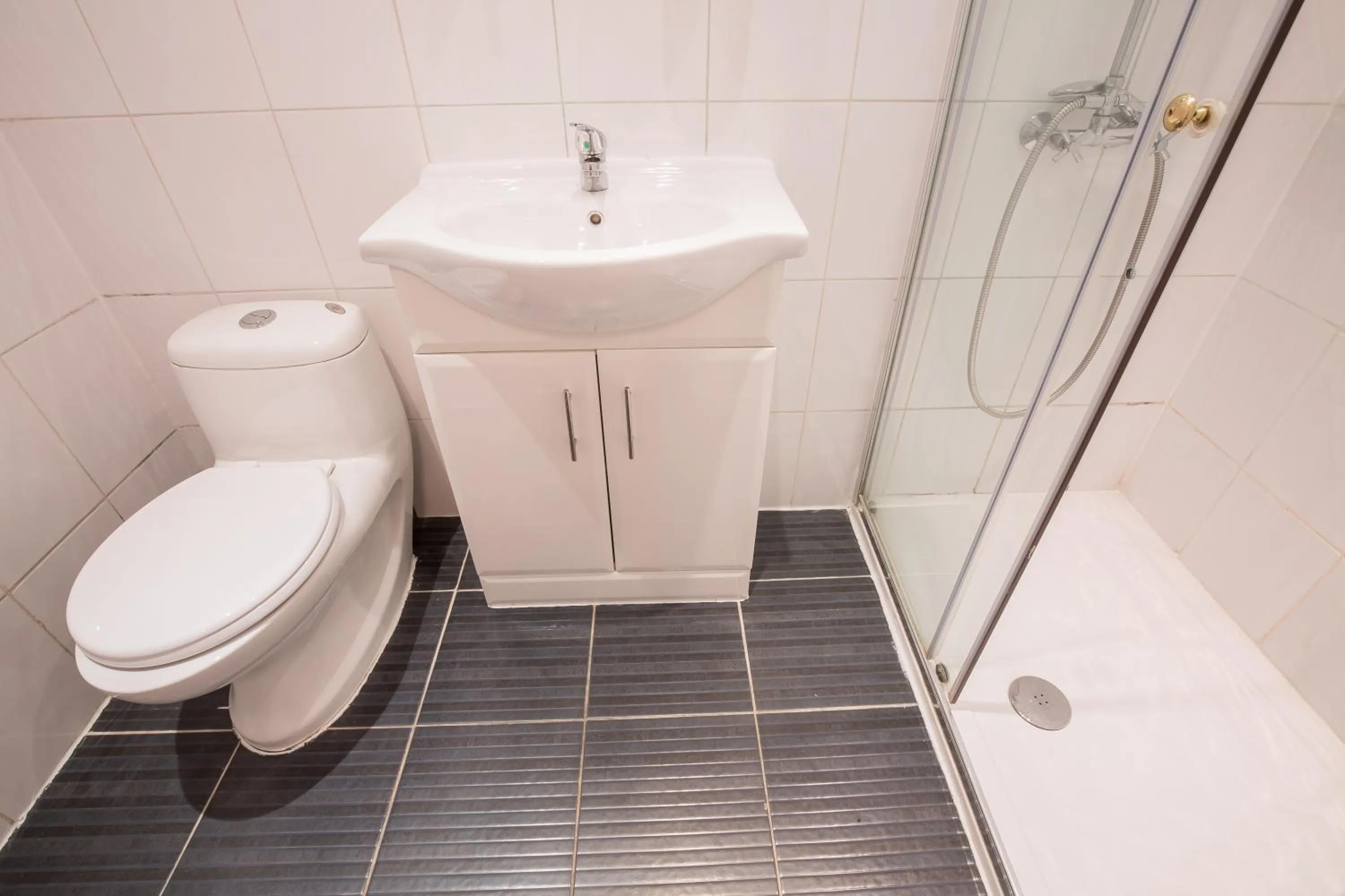 Bathroom in Rossmore Hotel