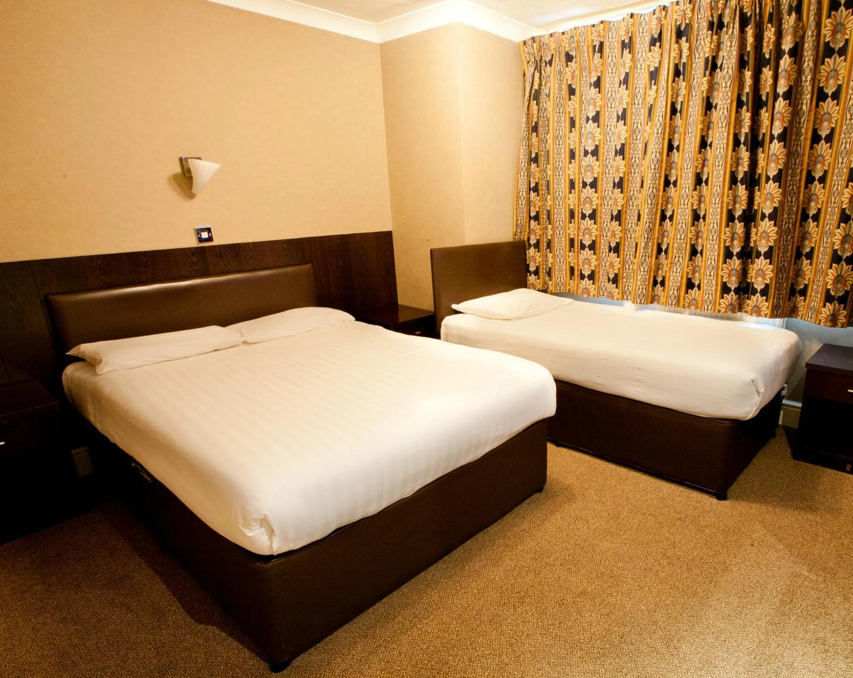 Bathroom in Rossmore Hotel