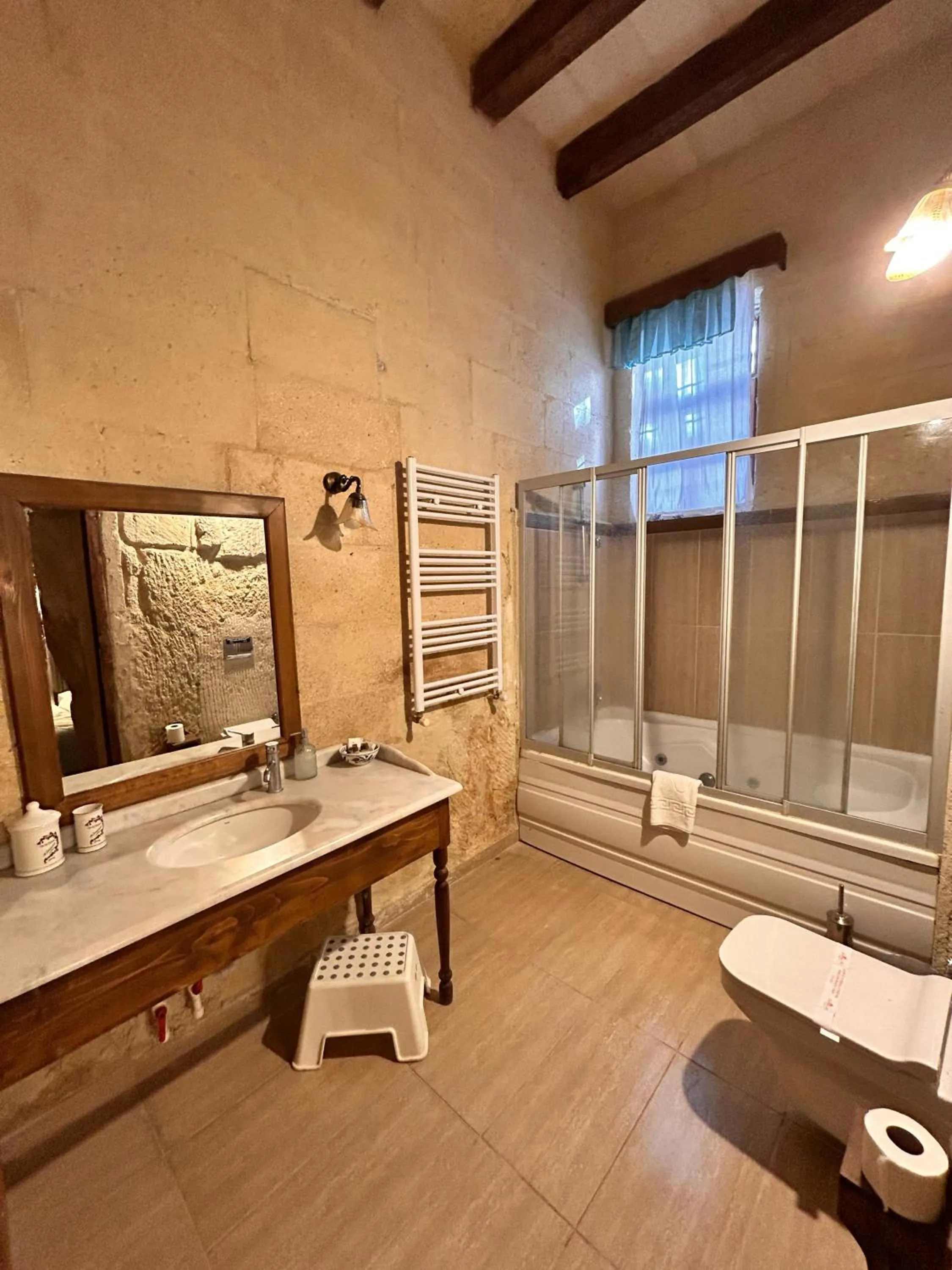 Shower in Hotel Temenni Evi