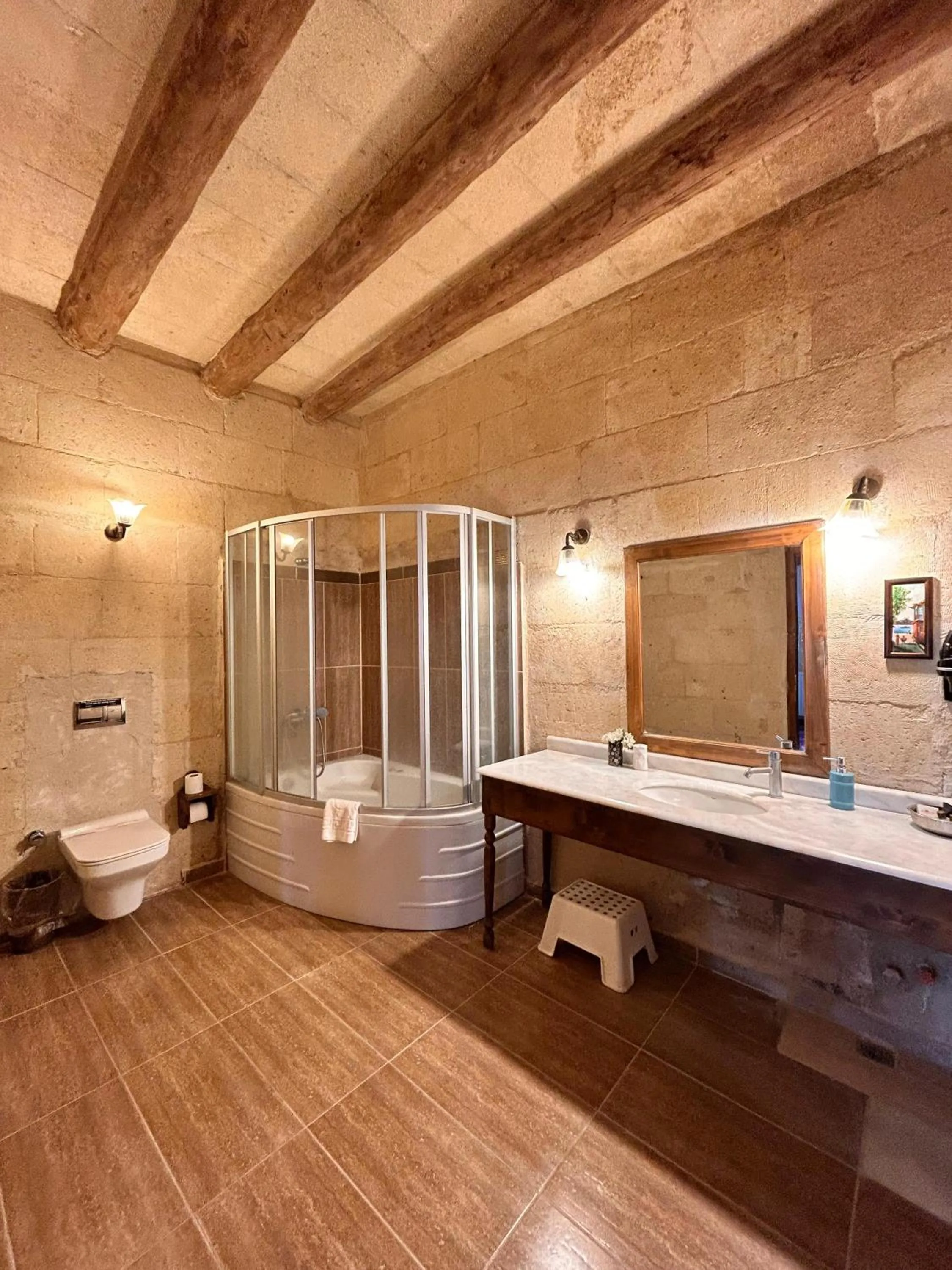 Shower in Hotel Temenni Evi