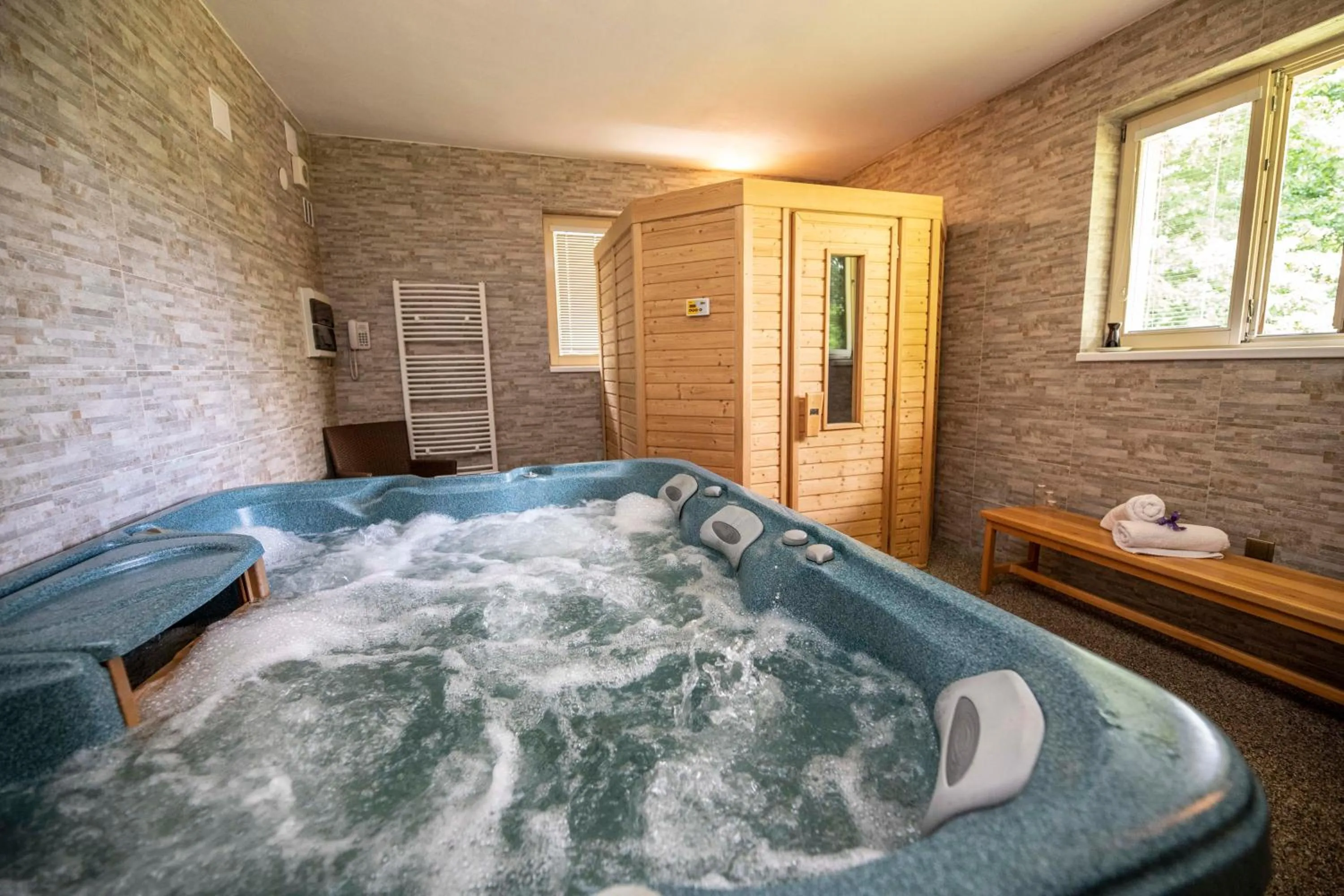 Hot Tub in Parkhotel Skalní město