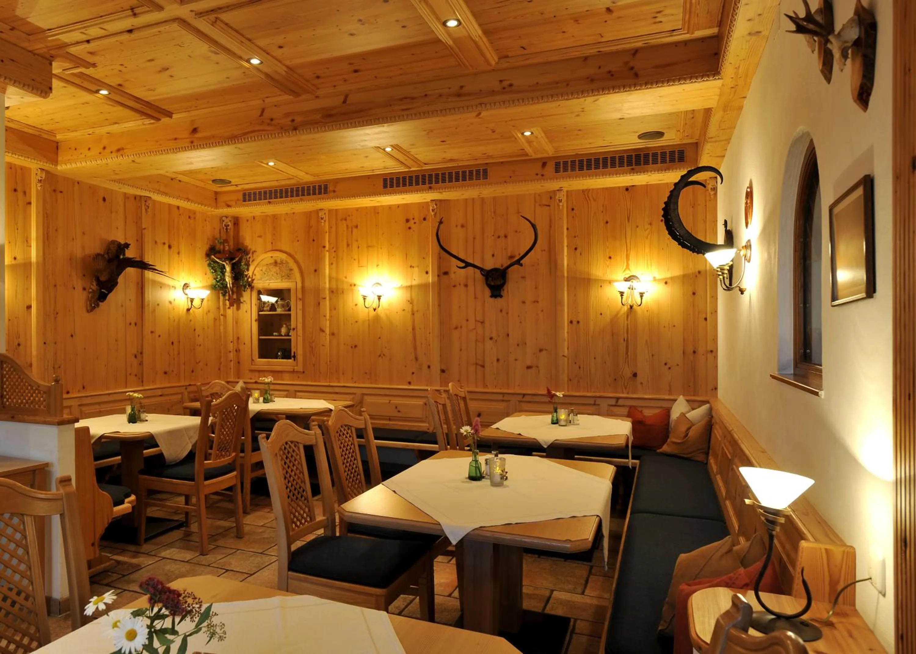 Restaurant/places to eat in Hotel Post