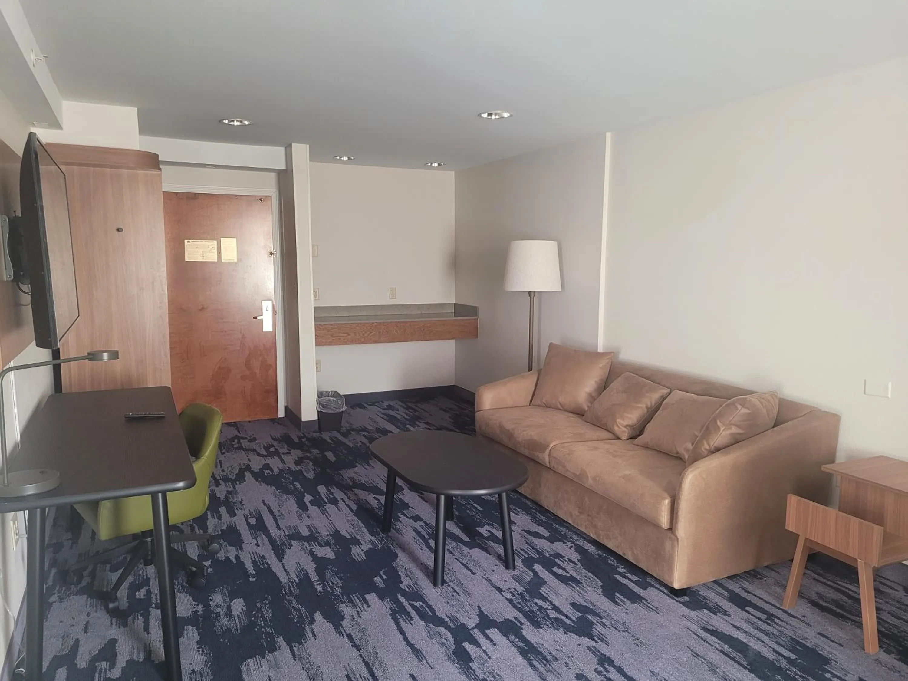 Living room, Seating Area in Wingate by Wyndham Helena