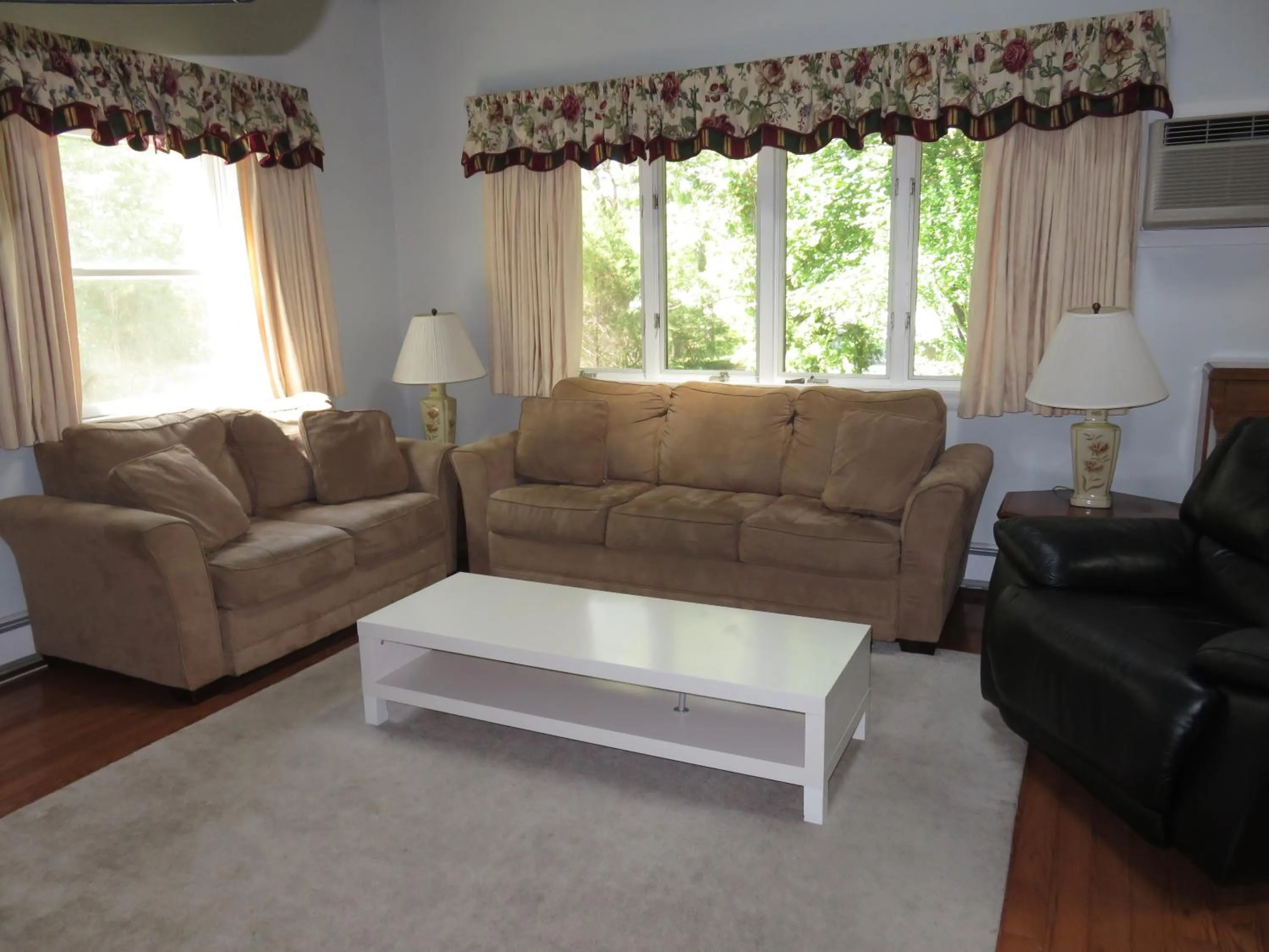Living room in Self-Sufficient Cottages at Even'tide Resort
