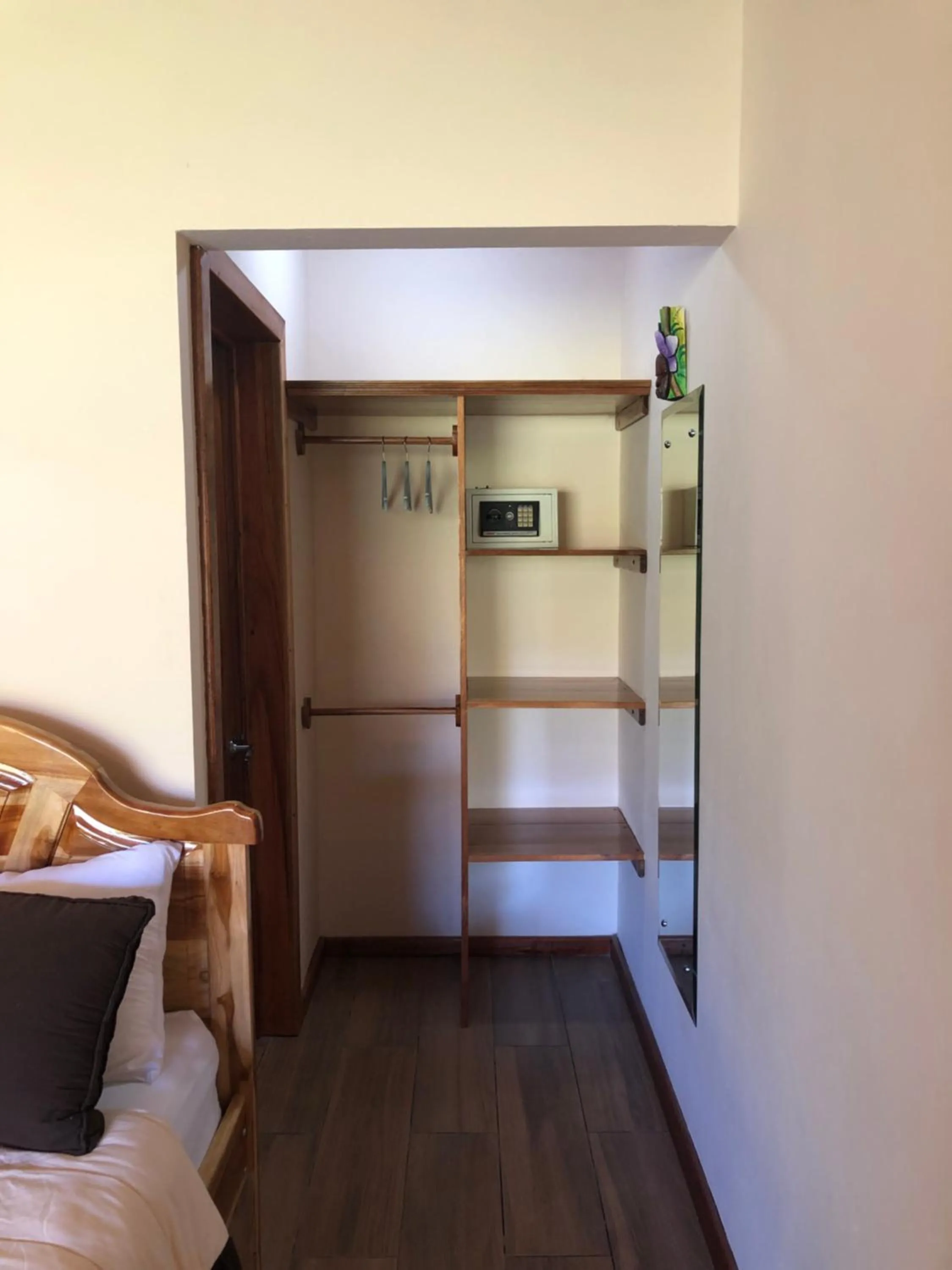 hair dresser in Jacamar Corcovado Drake Bay