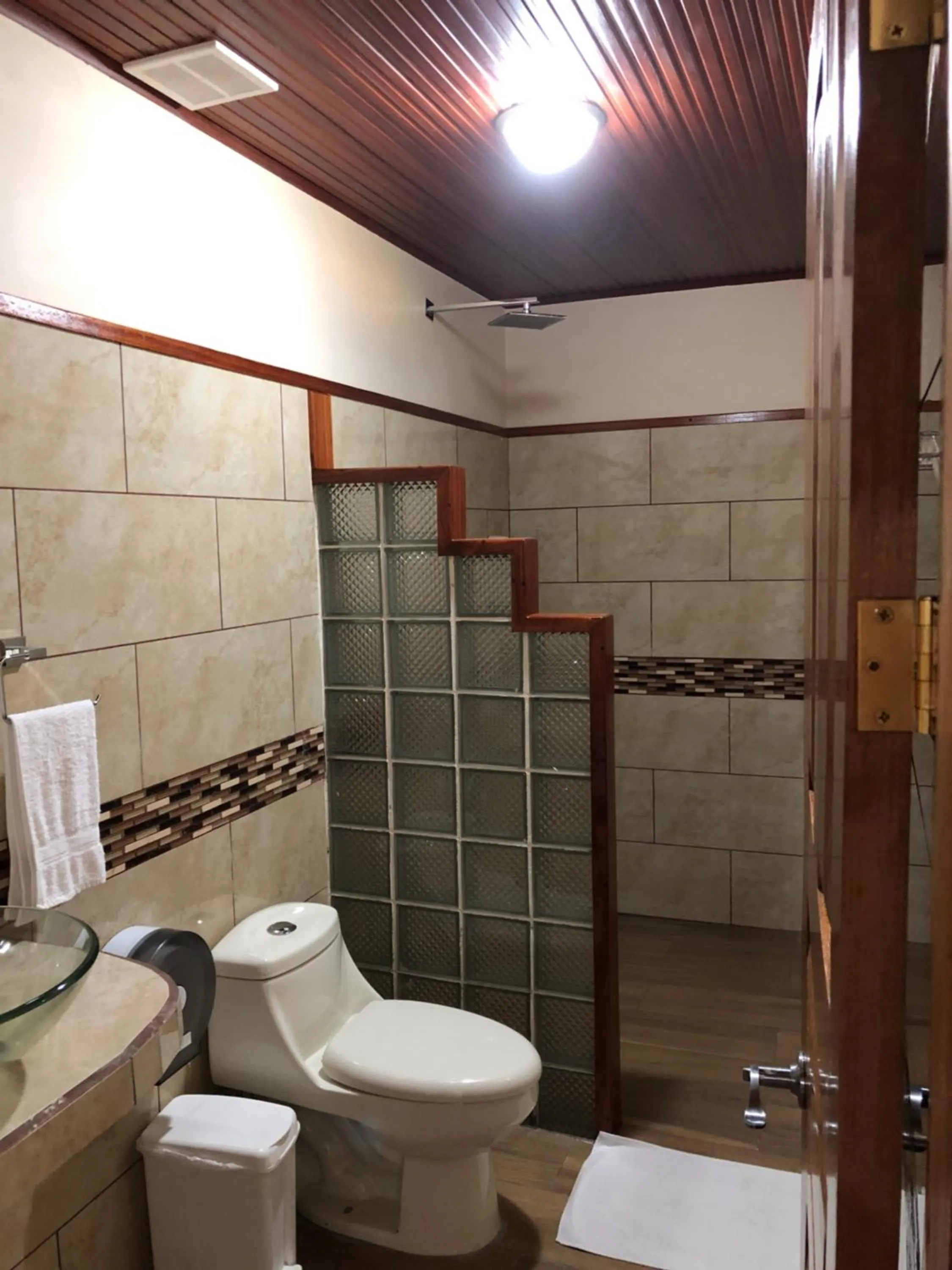 Bathroom in Jacamar Corcovado Drake Bay