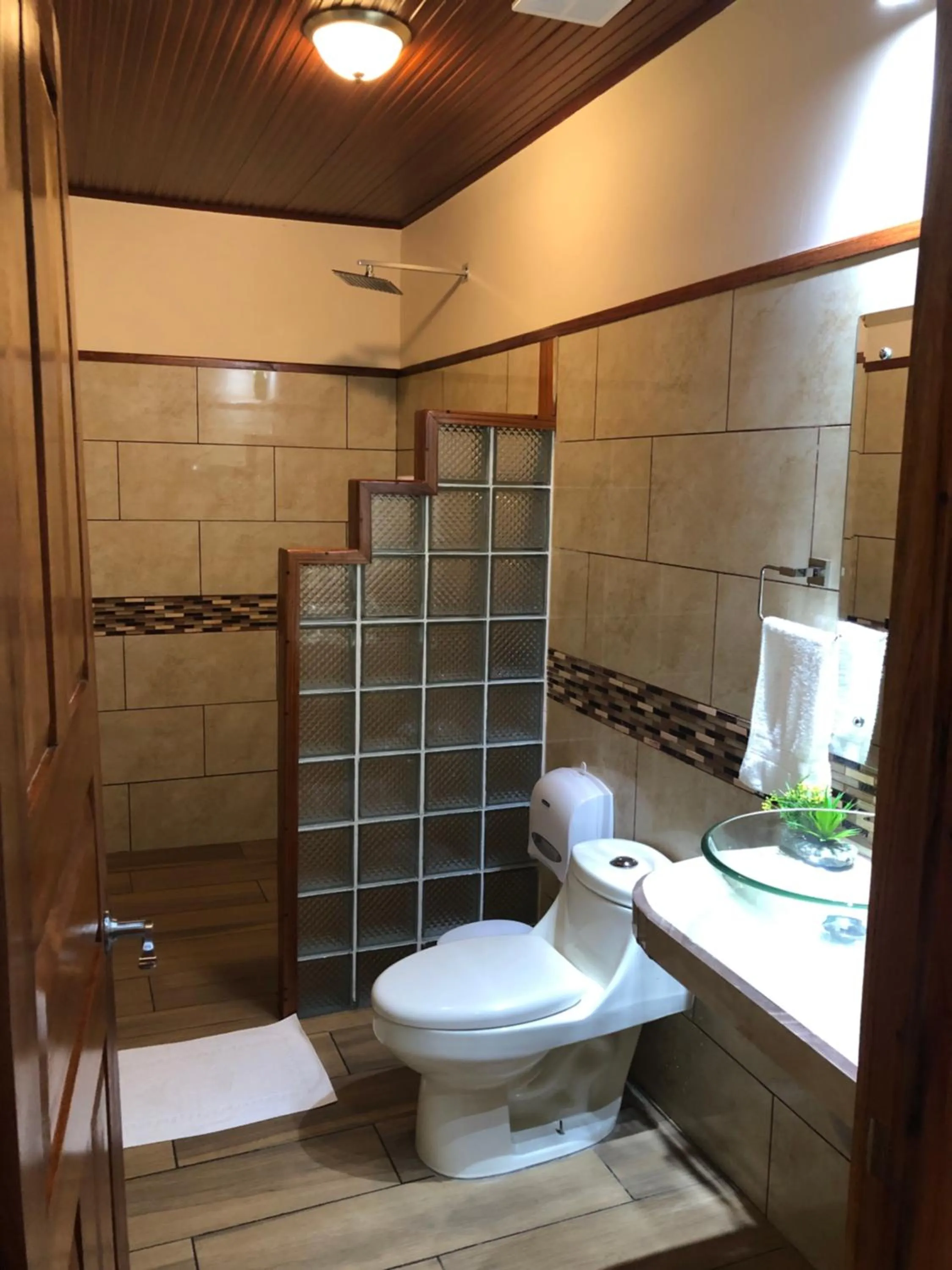 Bathroom in Jacamar Corcovado Drake Bay