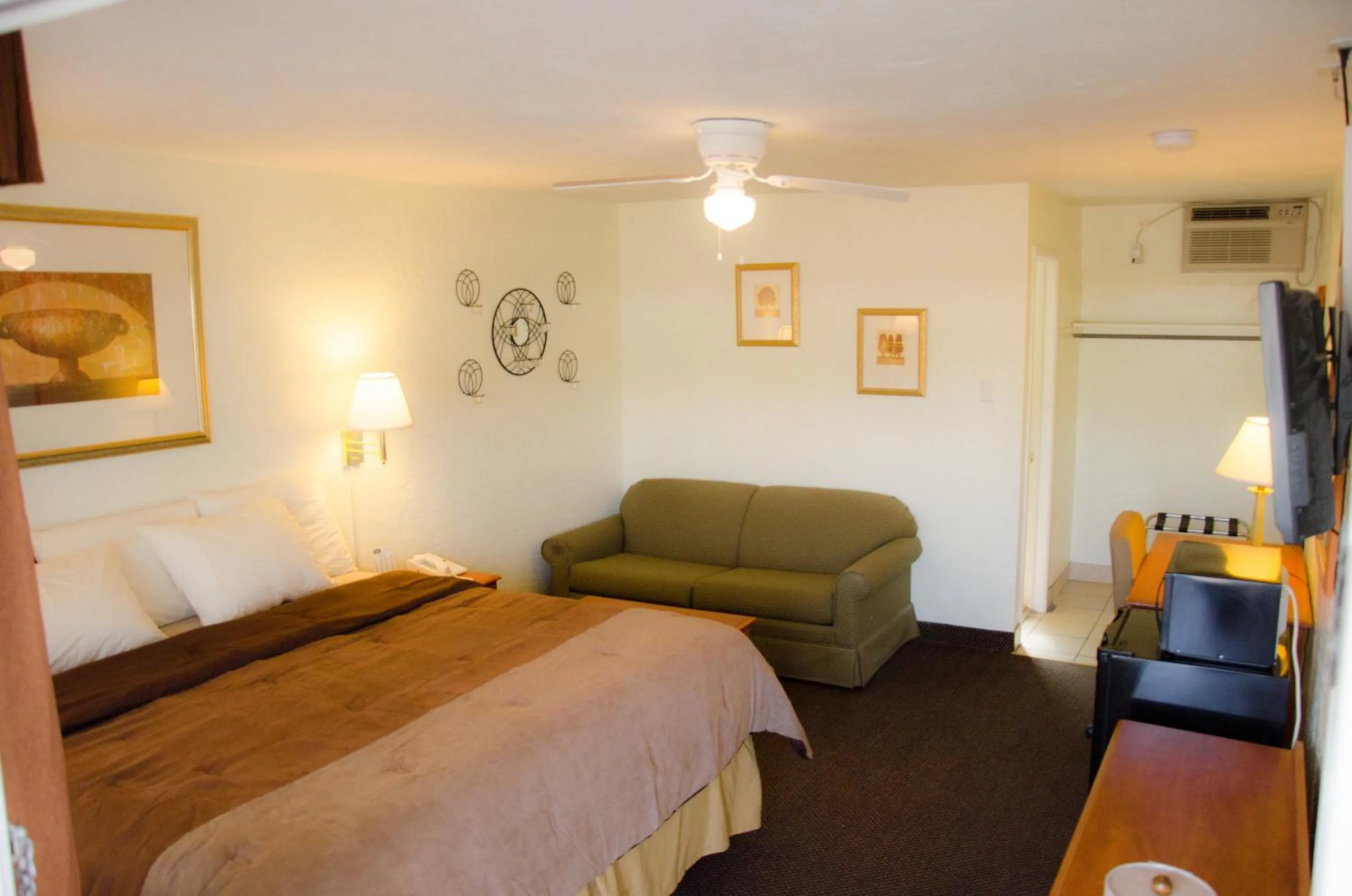 Photo of the whole room, Bed in Budget Inn & Suites Colby