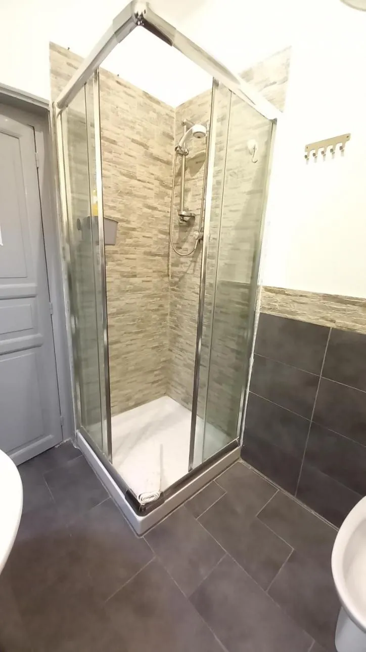 Shower in BED&BOOK Palazzo Cutelli