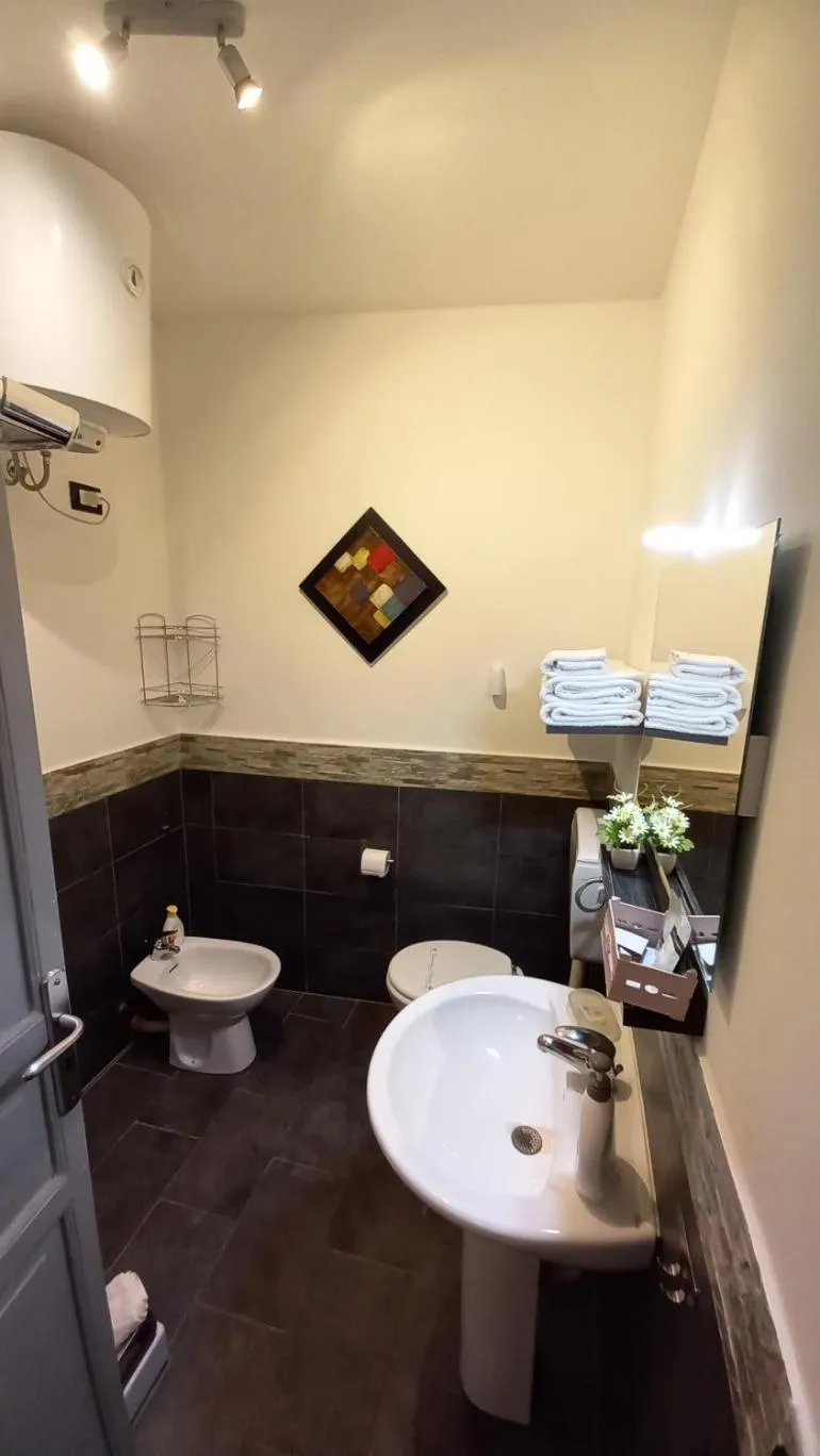 Bathroom in BED&BOOK Palazzo Cutelli