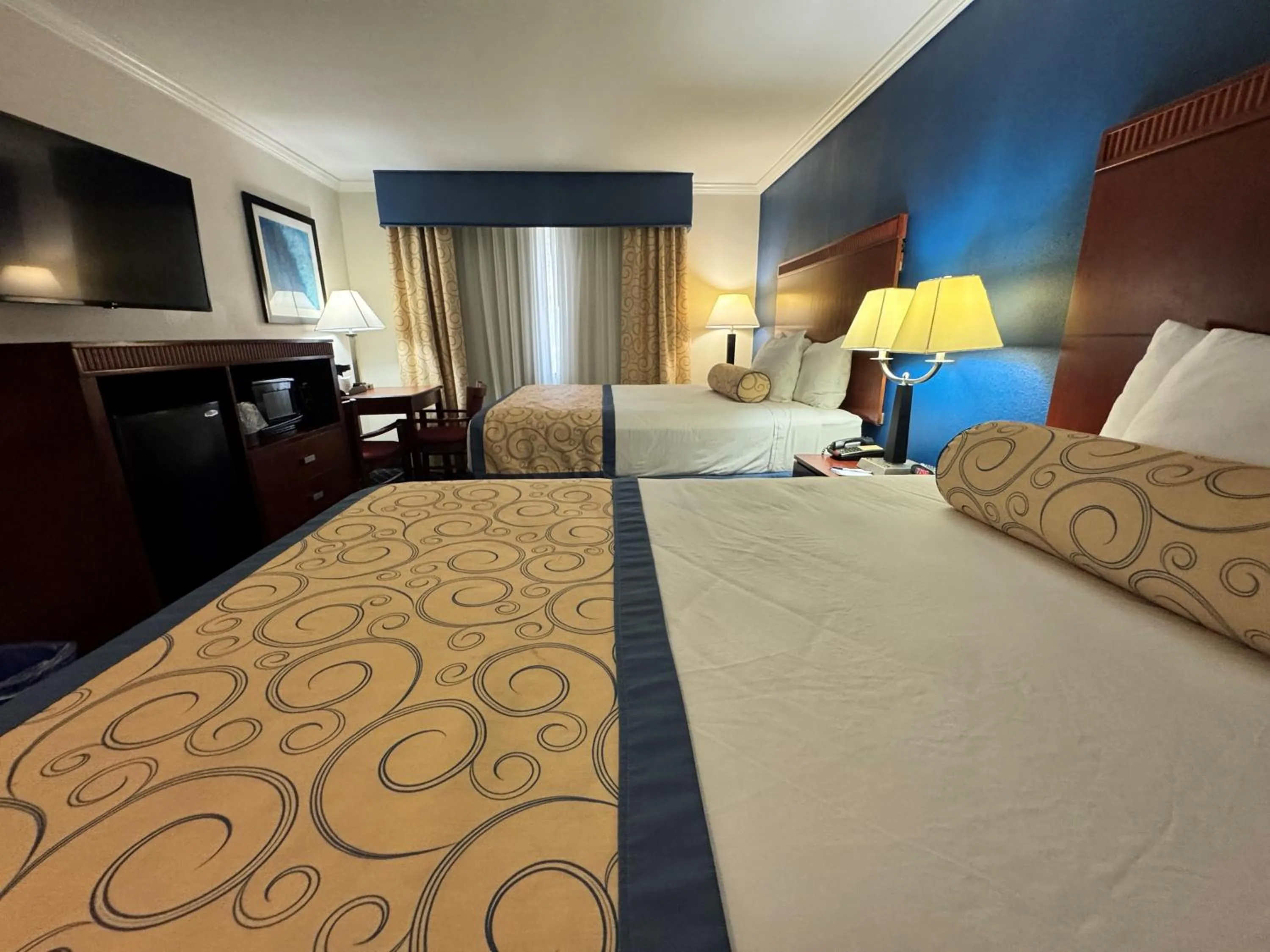 Photo of the whole room, Bed in Baymont by Wyndham McComb