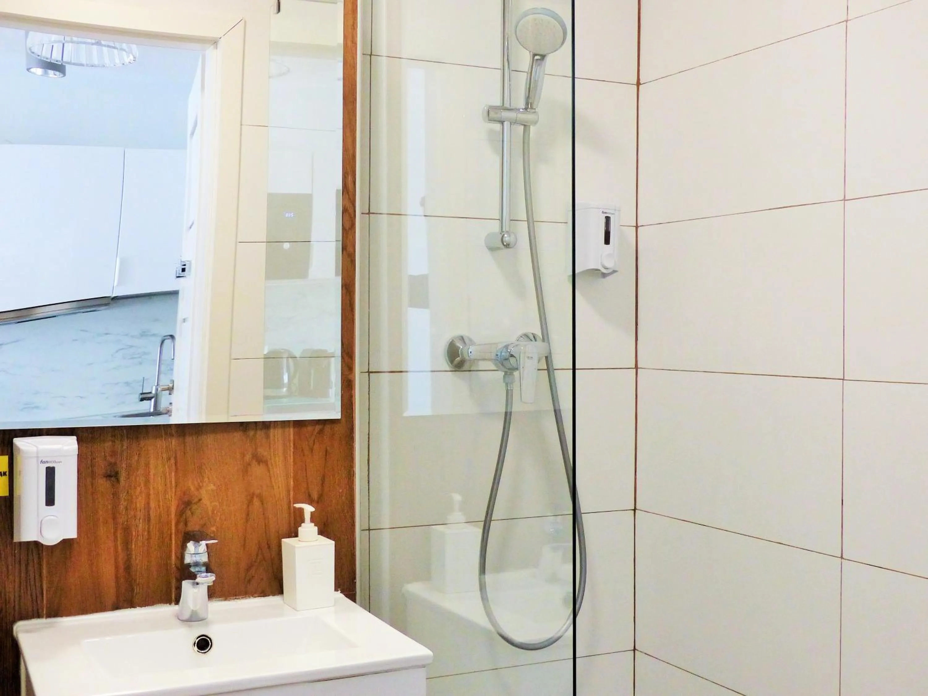 Shower in Hosapartments City Center