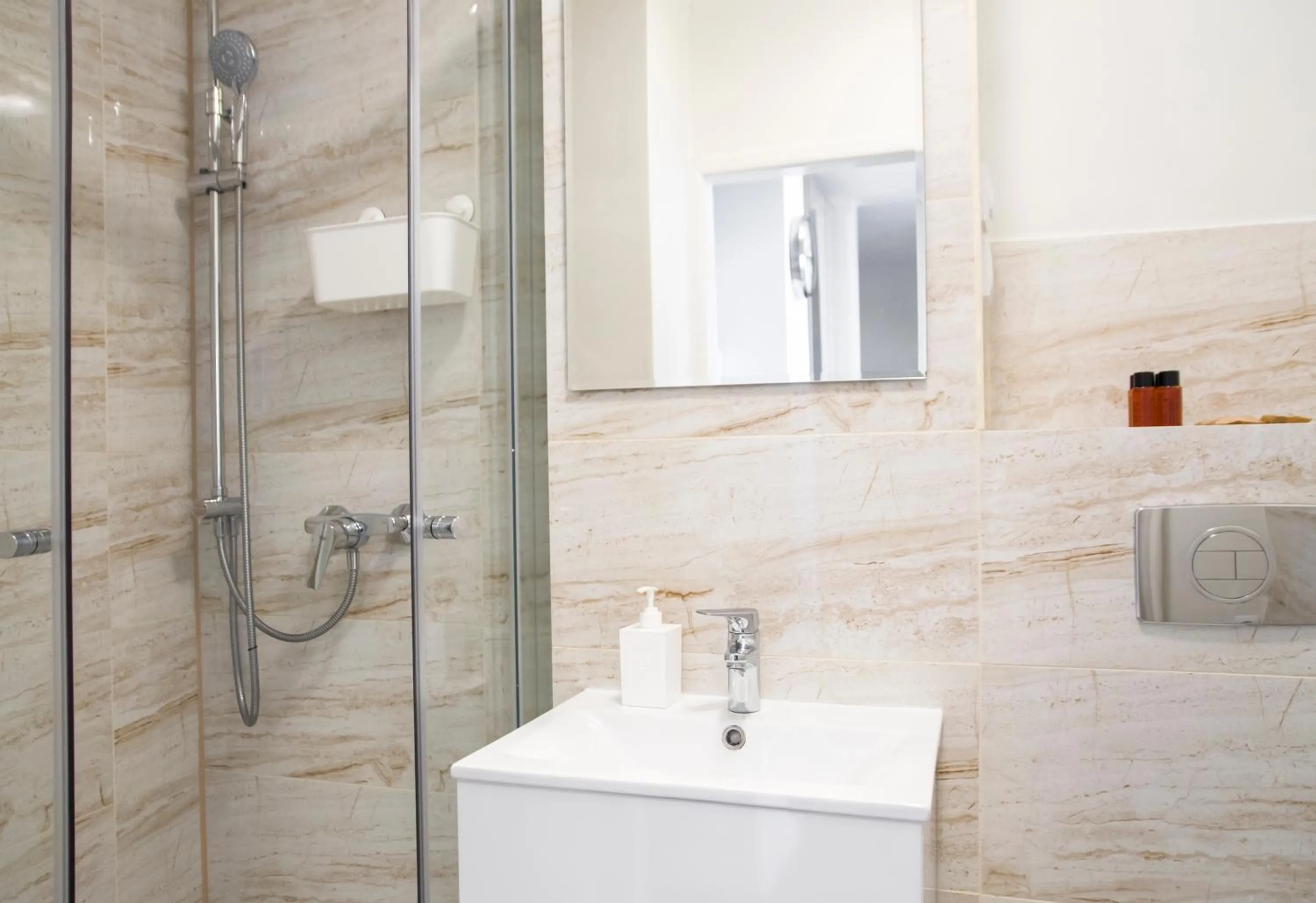 Shower in Hosapartments City Center