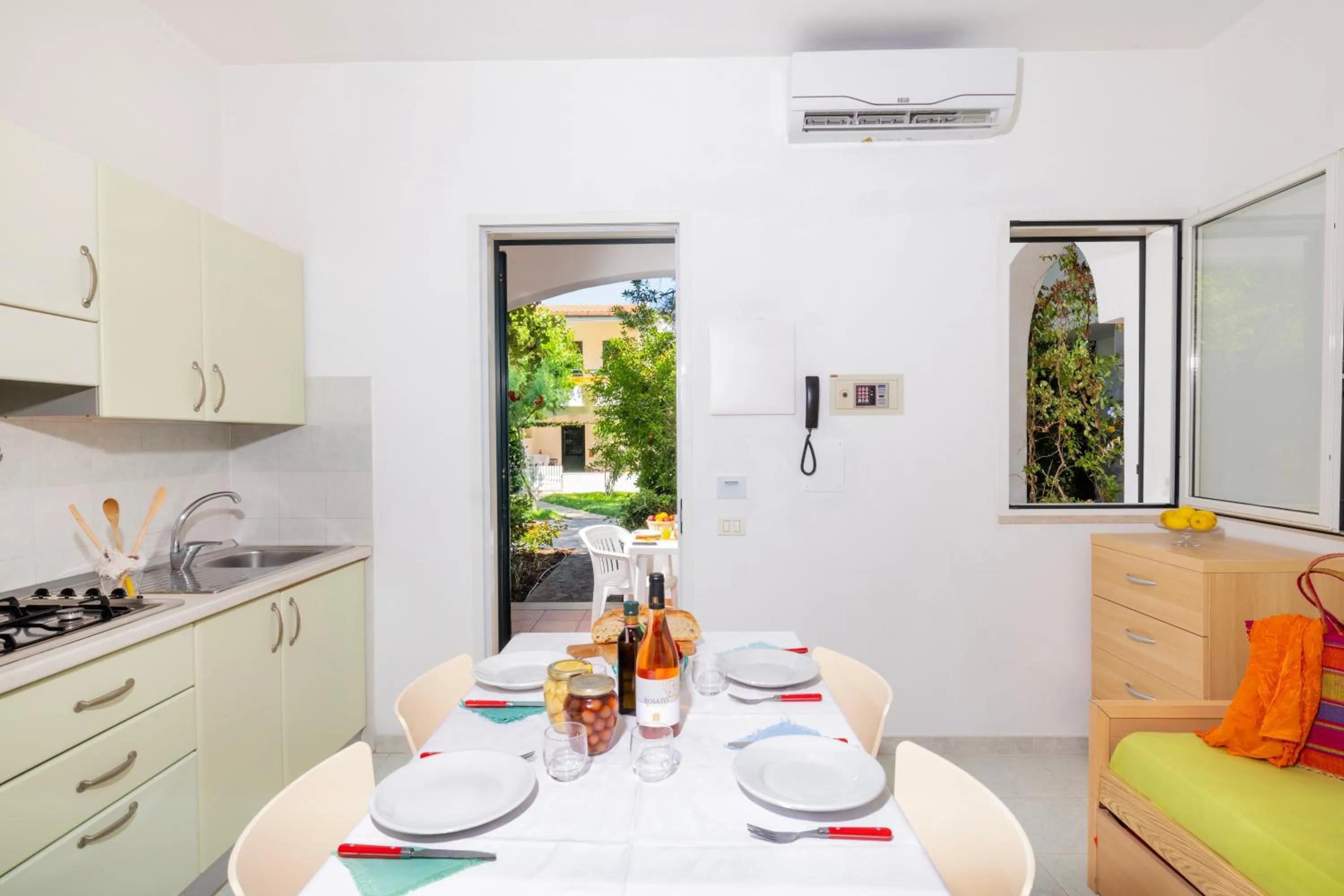 Seating area in Baia Degli Aranci Suite & Apartments