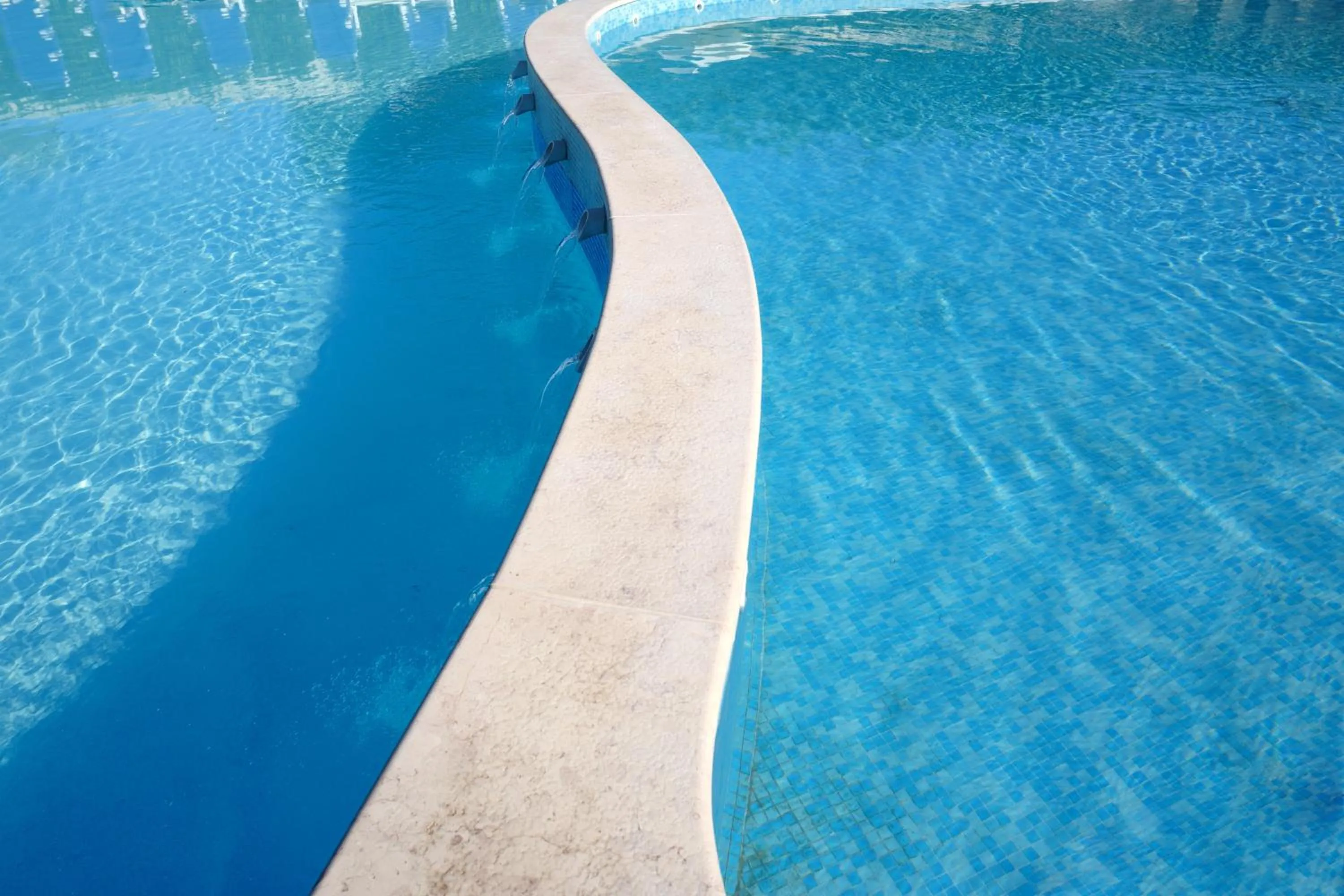 Swimming pool in Baia Degli Aranci Suite & Apartments