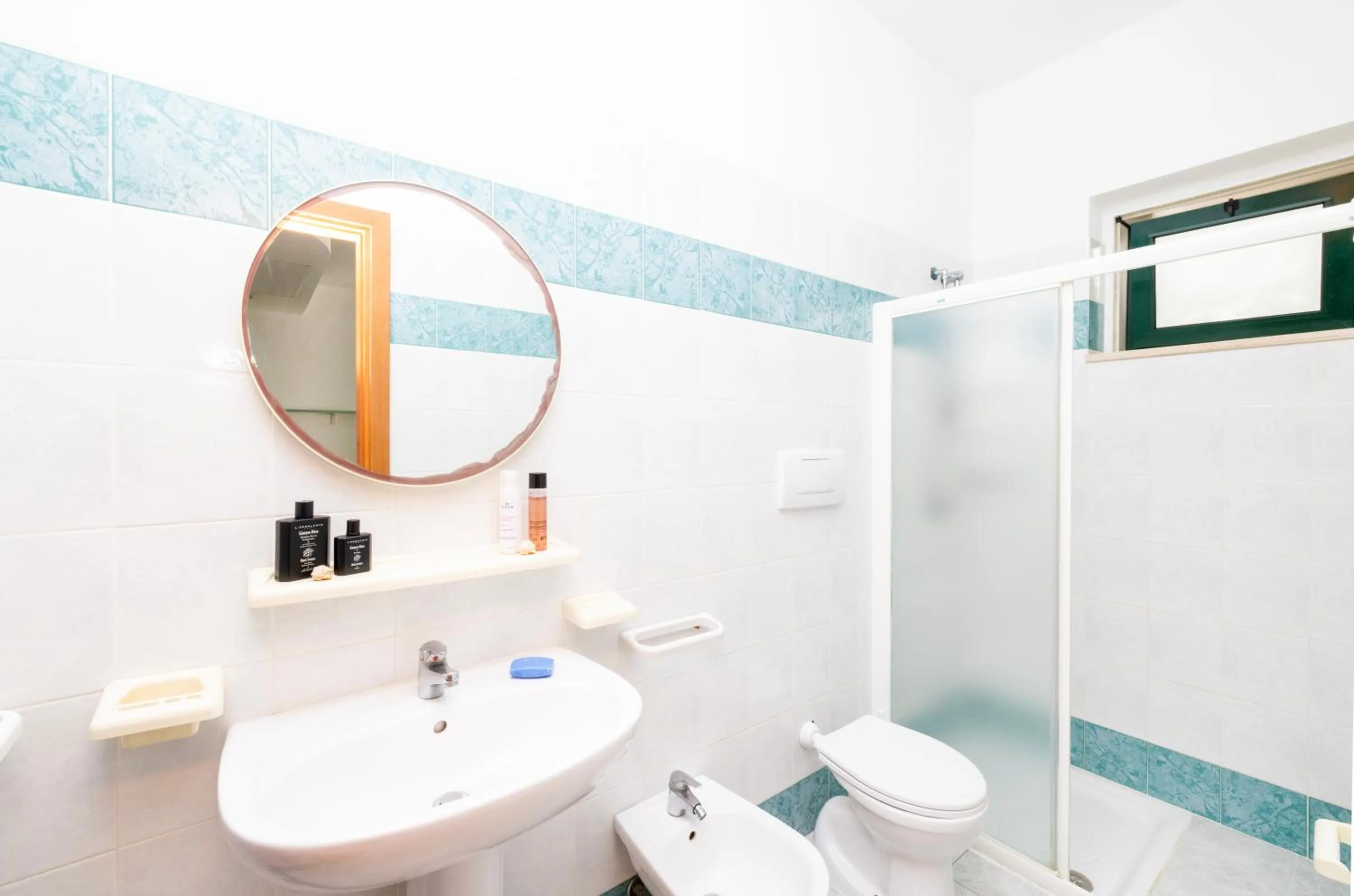 Shower in Baia Degli Aranci Suite & Apartments