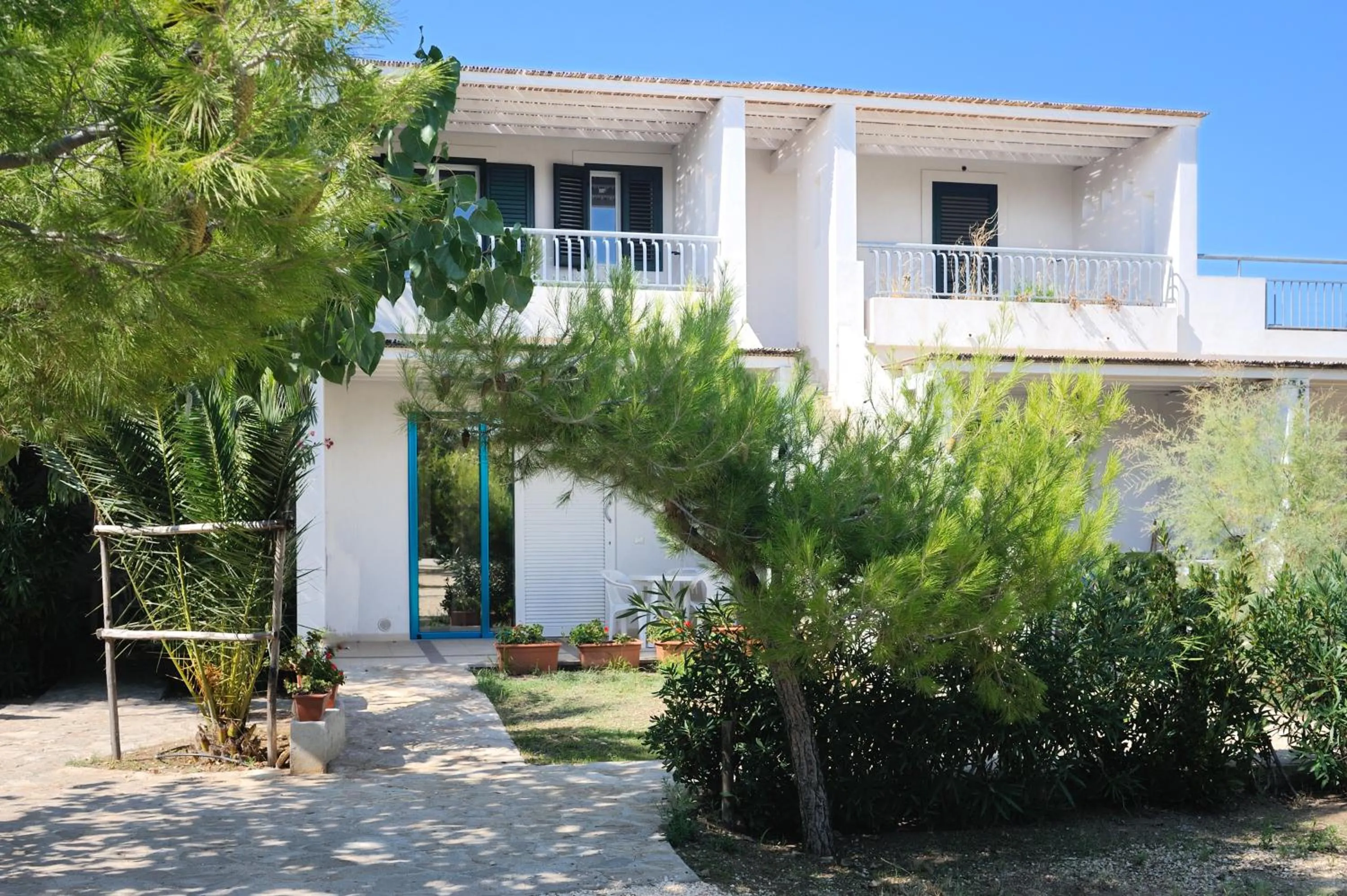 Facade/entrance in Baia Degli Aranci Suite & Apartments