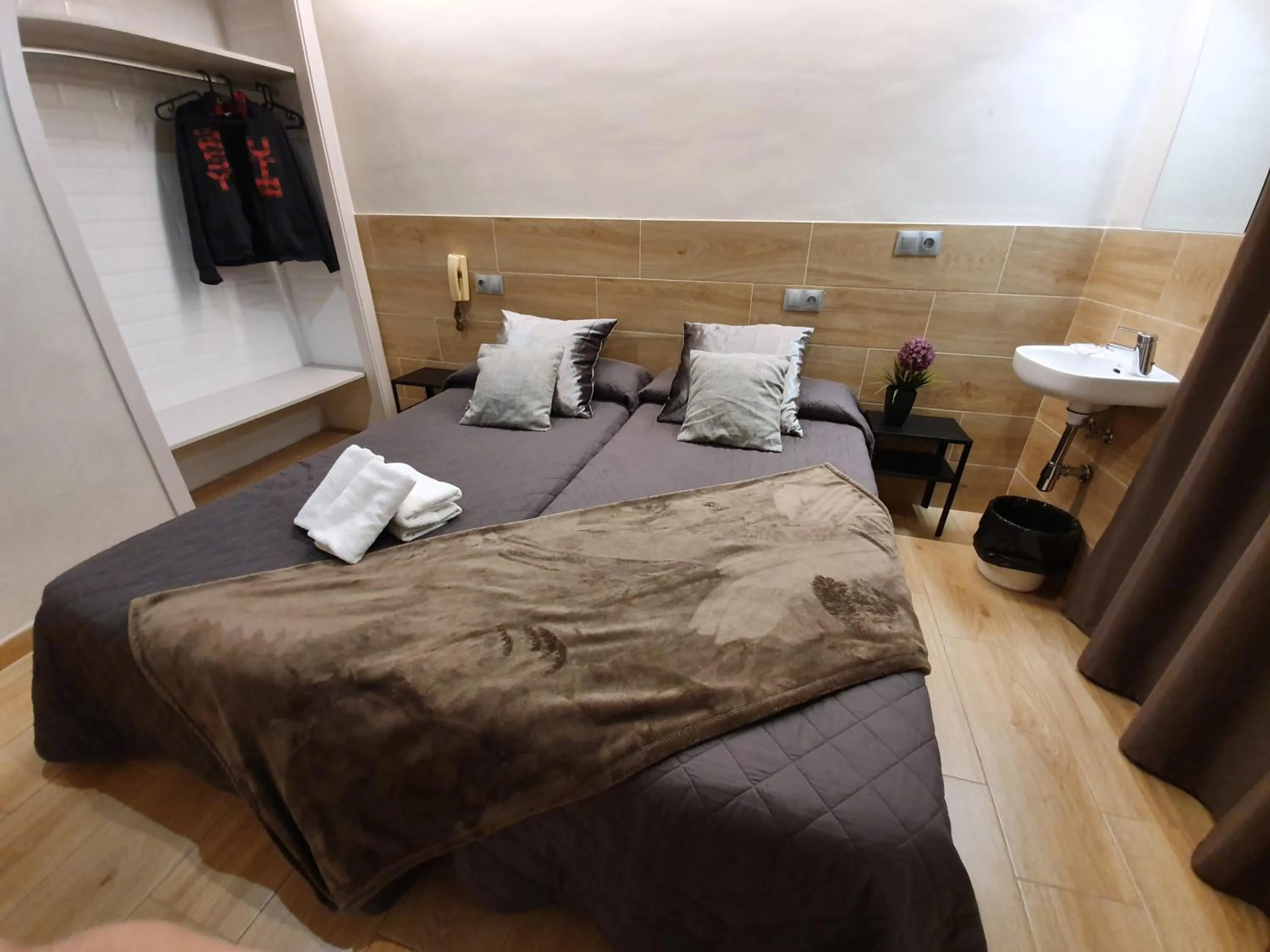 Photo of the whole room, Bed in Pensión San Ramón