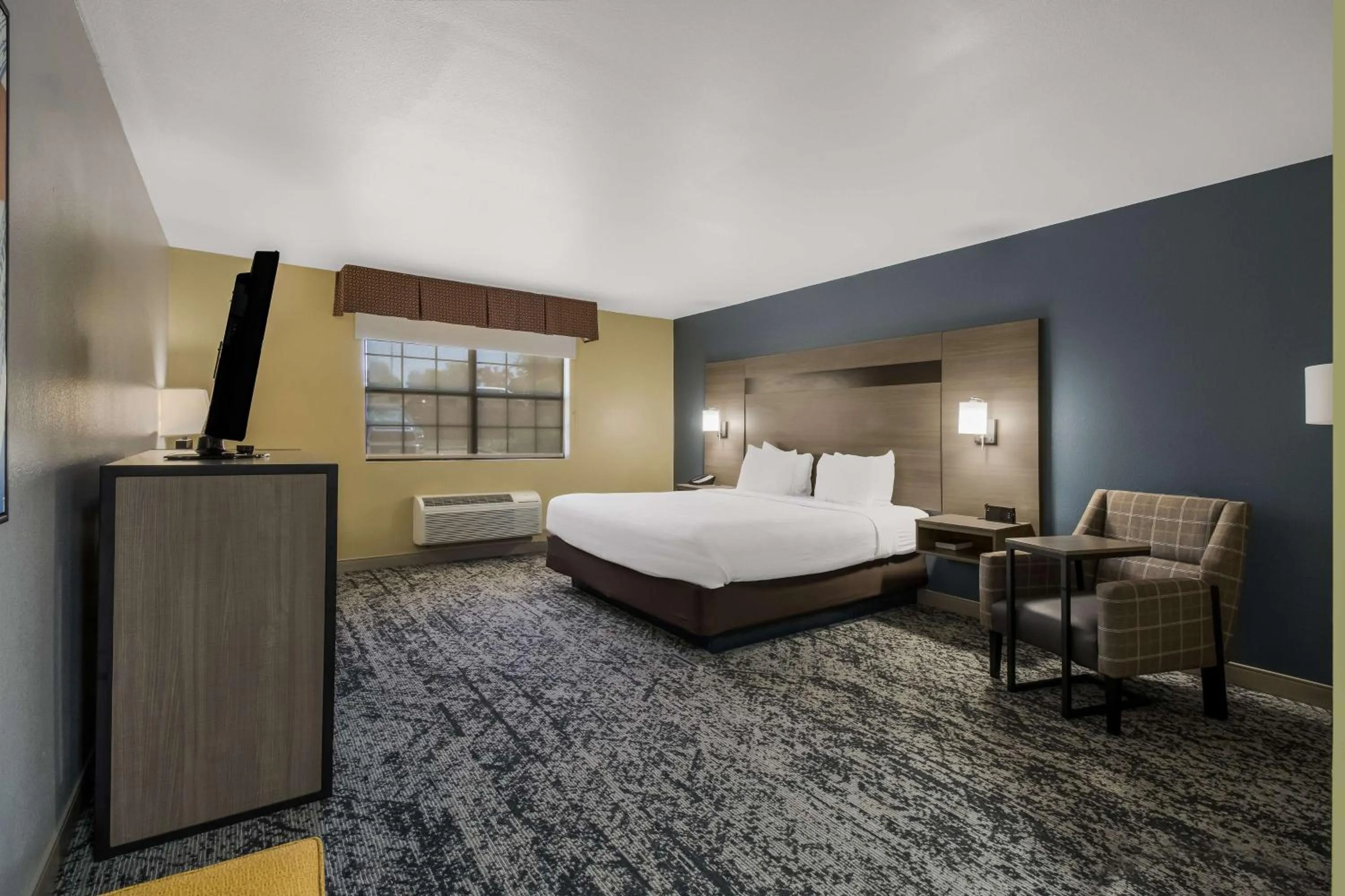 Bedroom, Bed in Best Western Temple Inn & Suites