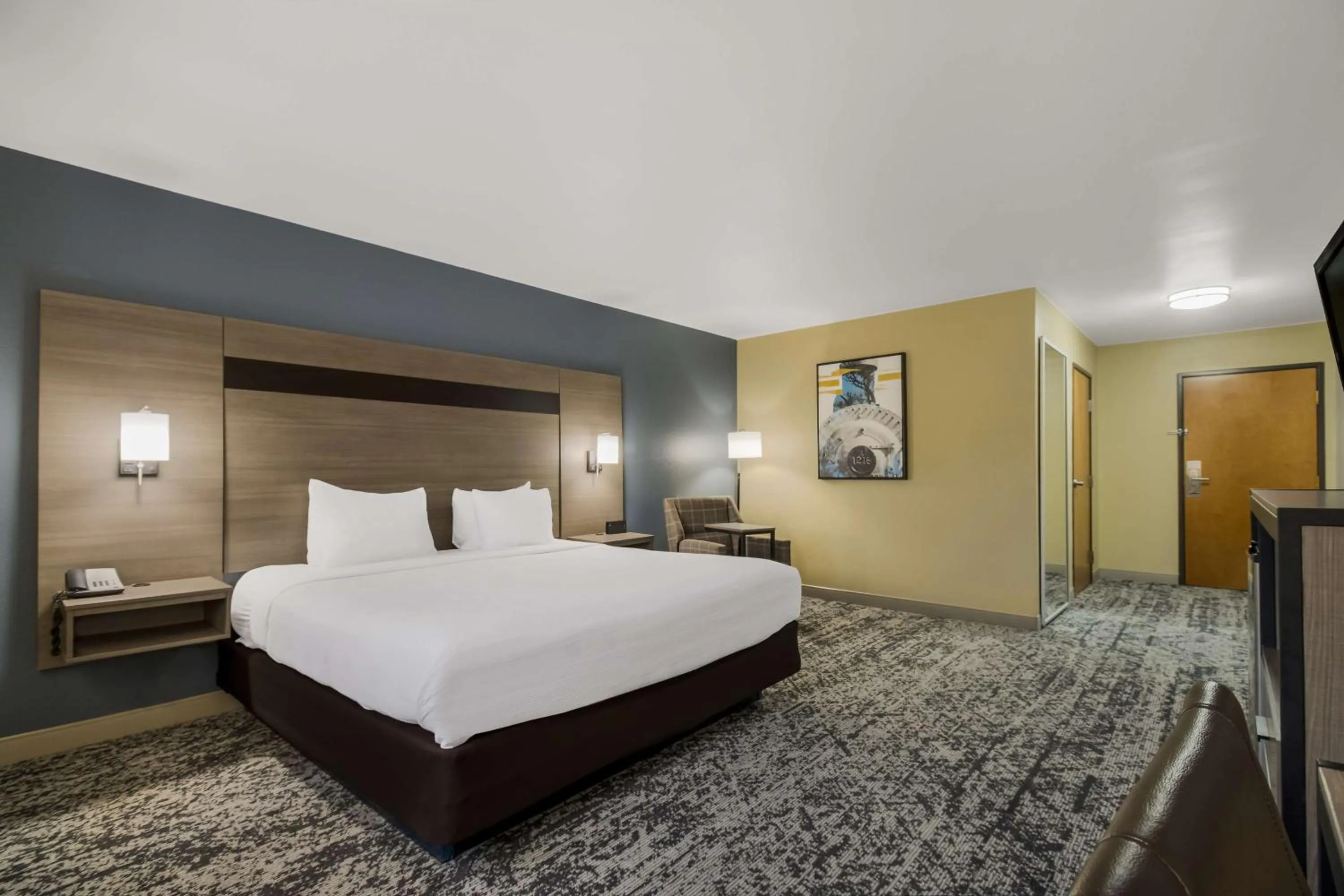 Bedroom, Bed in Best Western Temple Inn & Suites