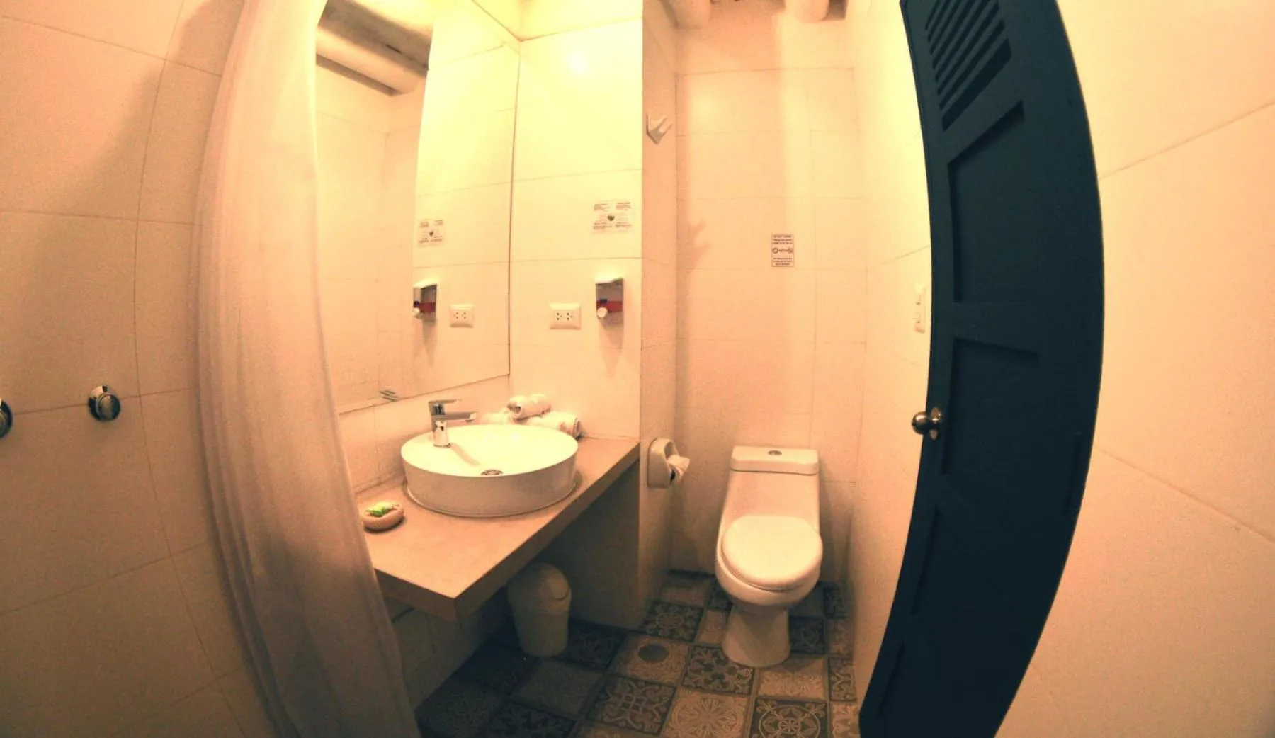 Toilet in Nao Victoria Hostel