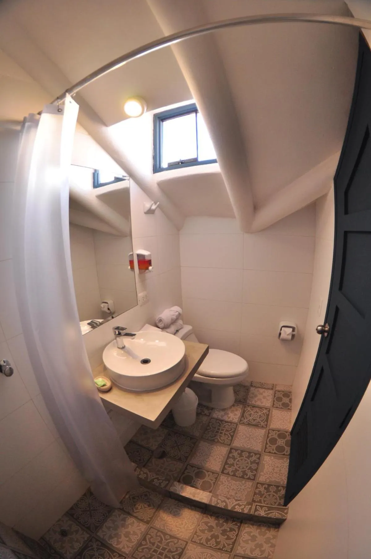 Toilet in Nao Victoria Hostel