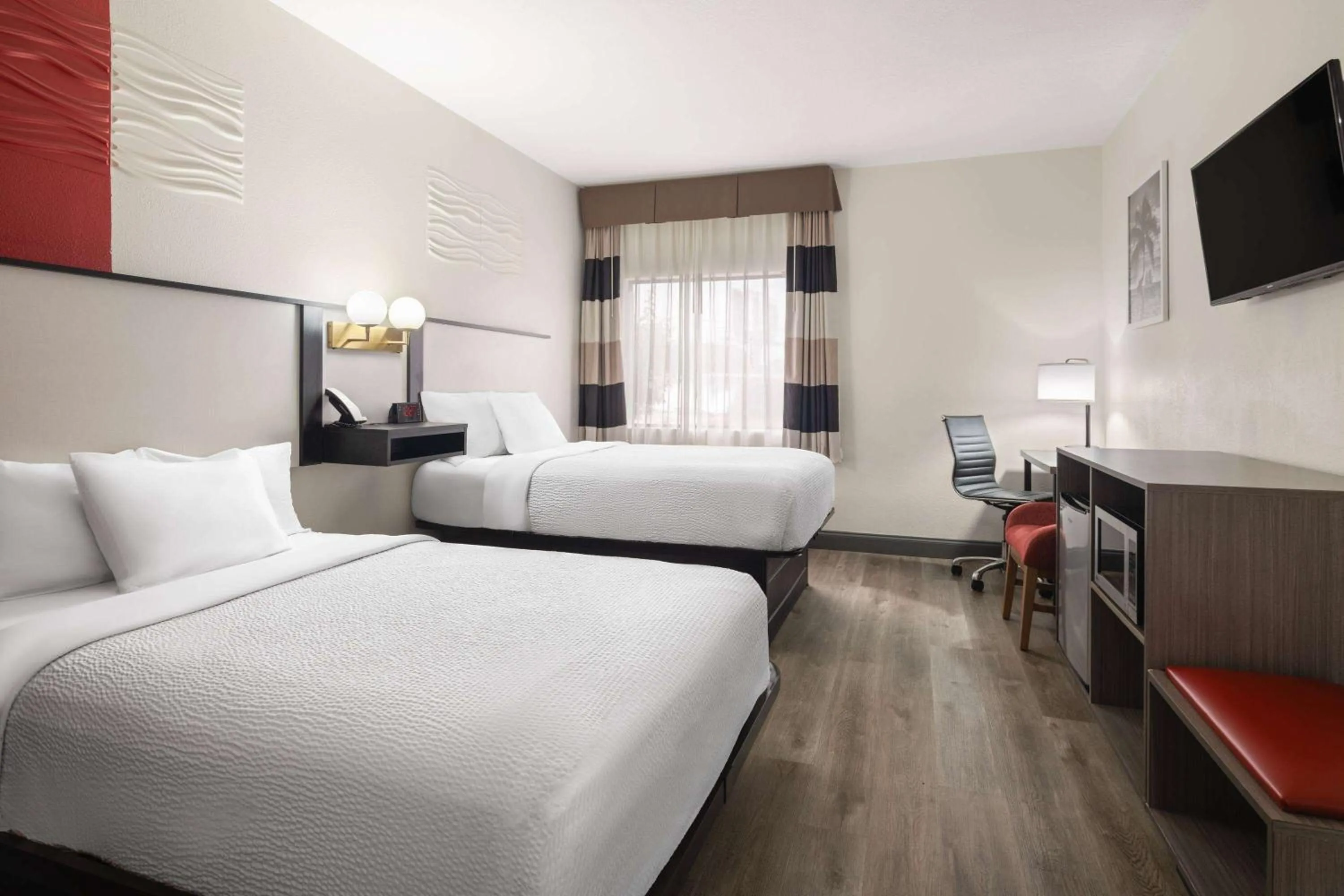 Photo of the whole room, Bed in Ramada by Wyndham Locust Grove