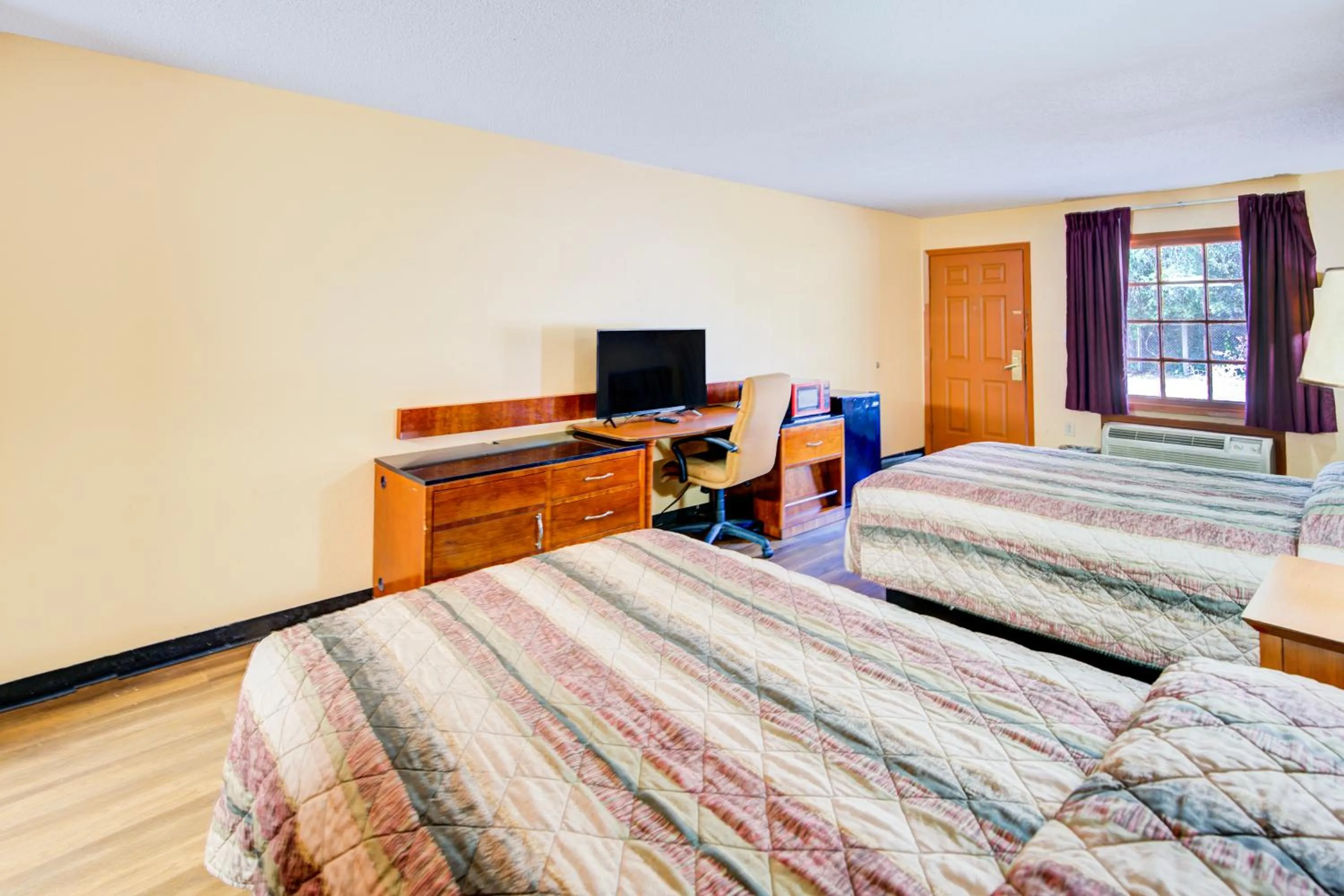 Bedroom, Bed in Hotel O Deluxe Inn Kingstree SC HWY 52