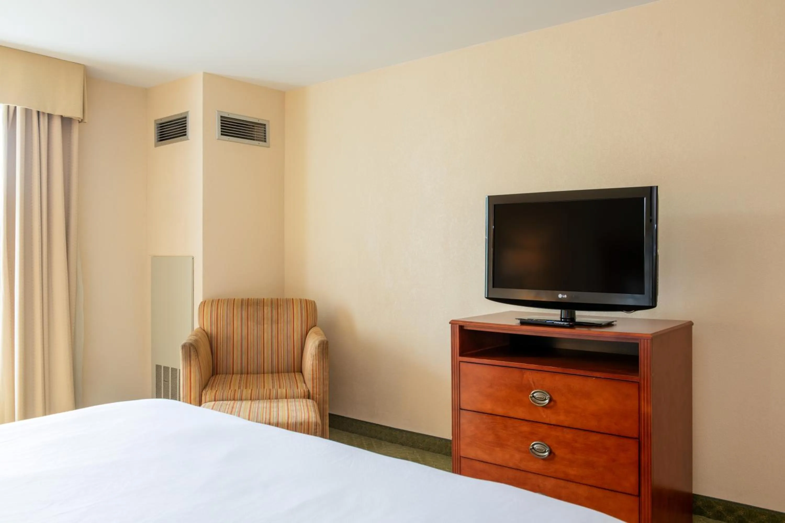 Bedroom, Bed in White River Inn & Suites