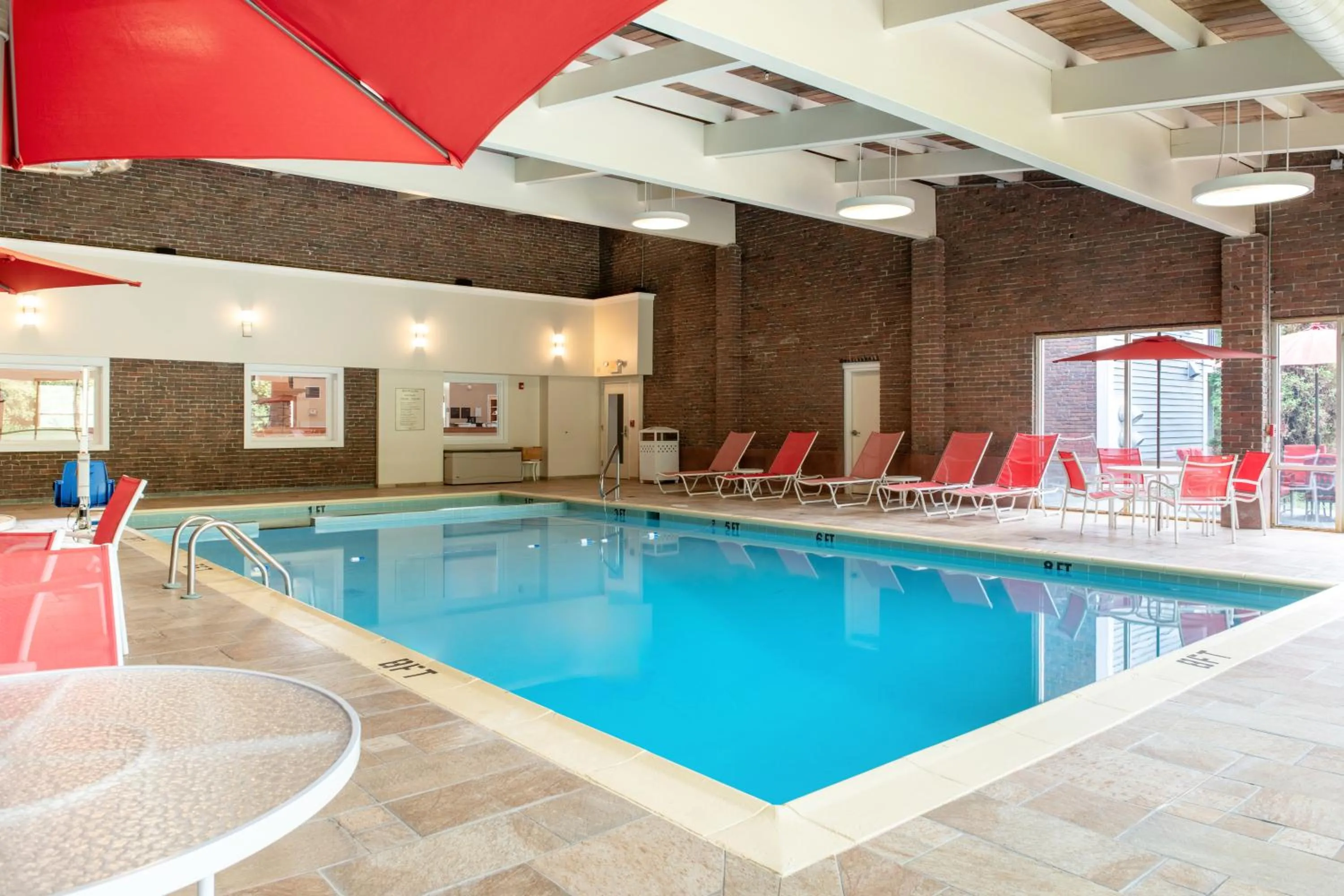 Swimming pool in White River Inn & Suites