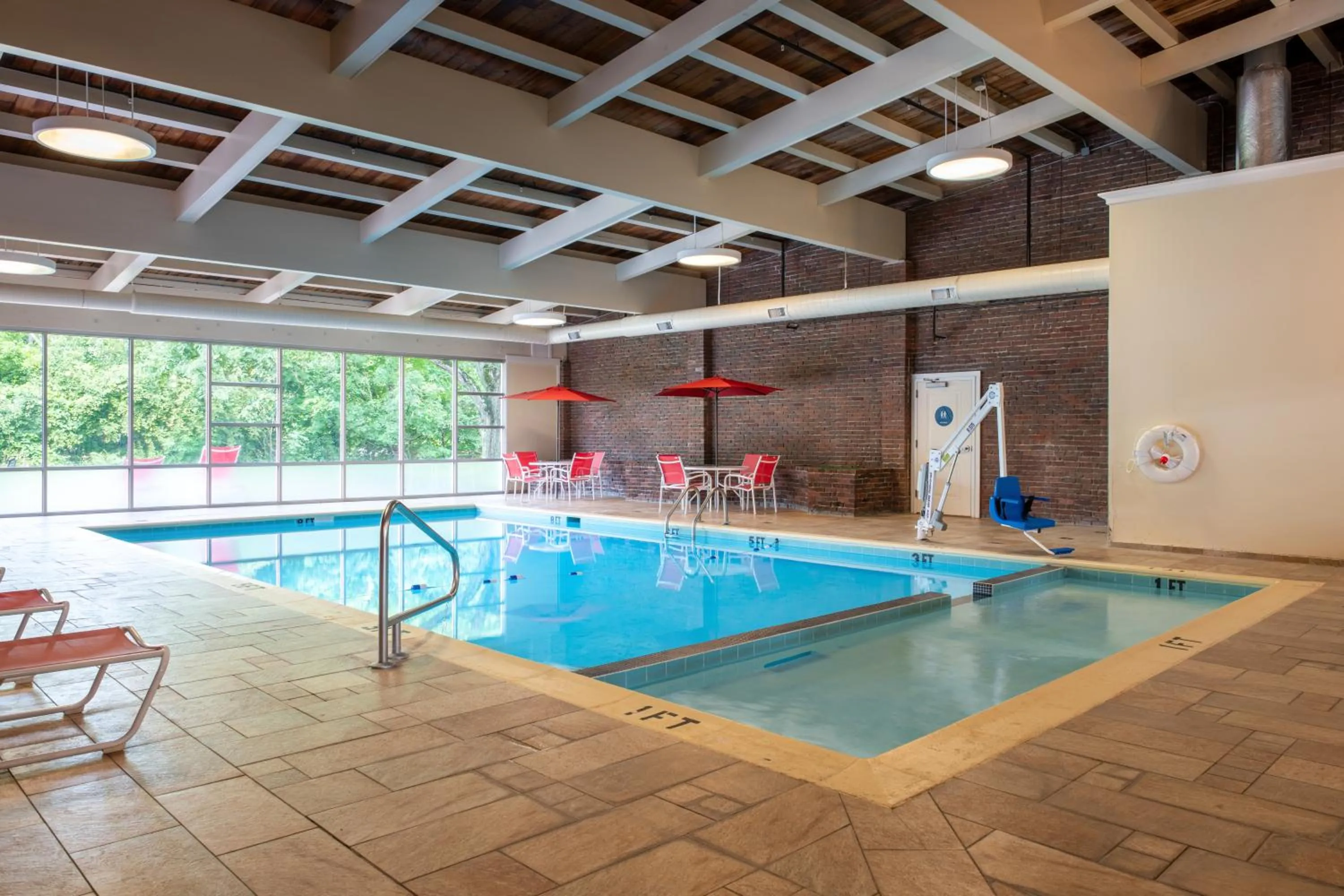 Swimming pool in White River Inn & Suites
