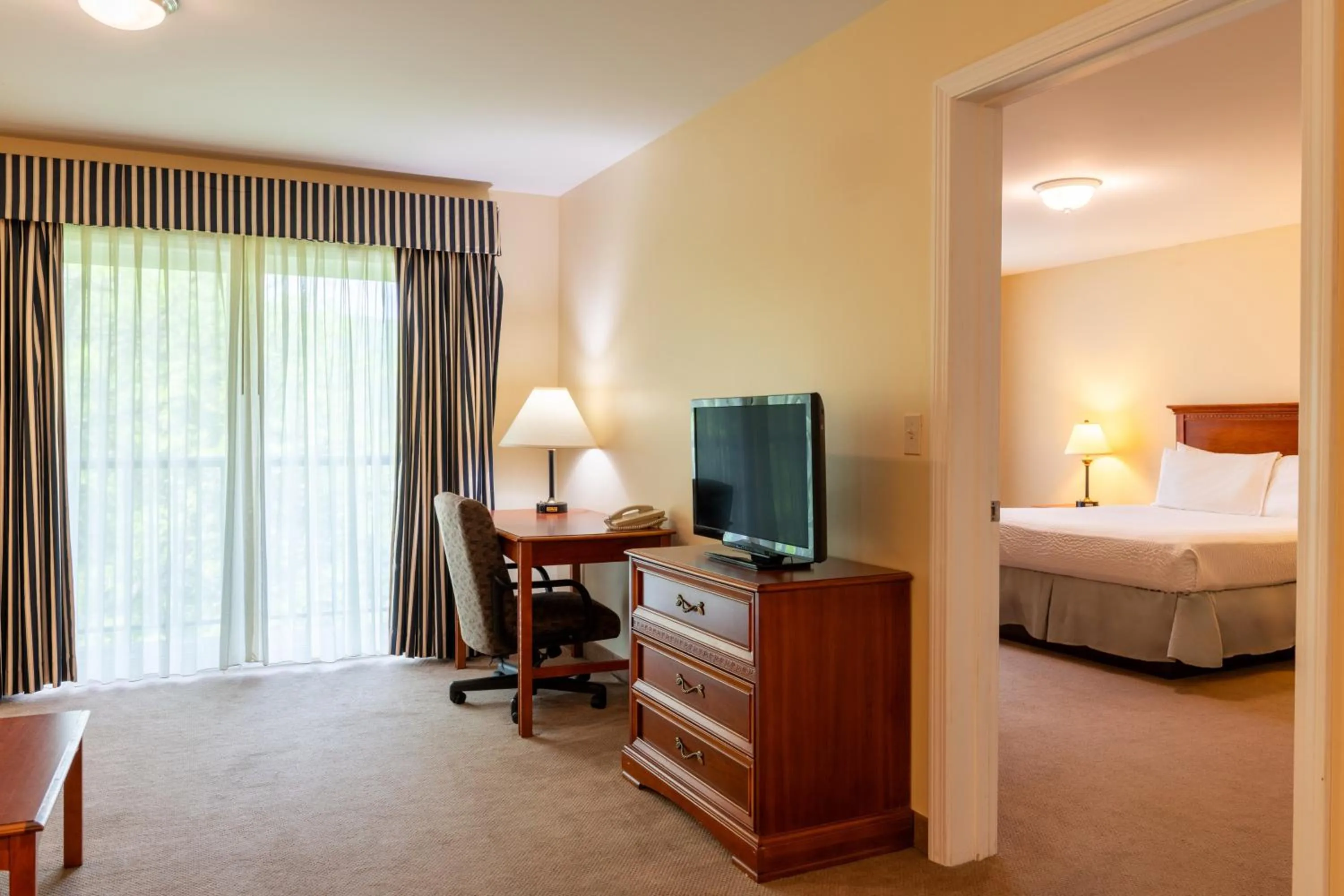Living room, Bed in White River Inn & Suites