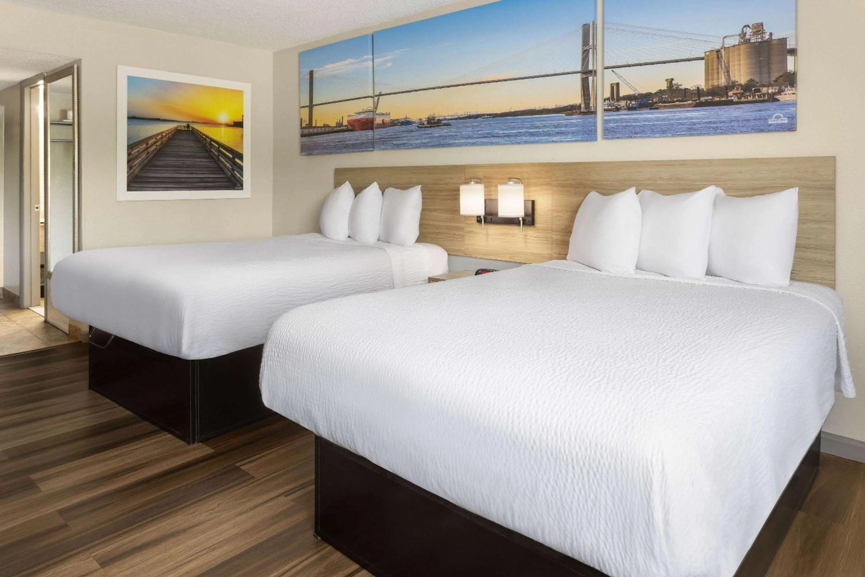 Photo of the whole room, Bed in Days Inn by Wyndham Aberdeen