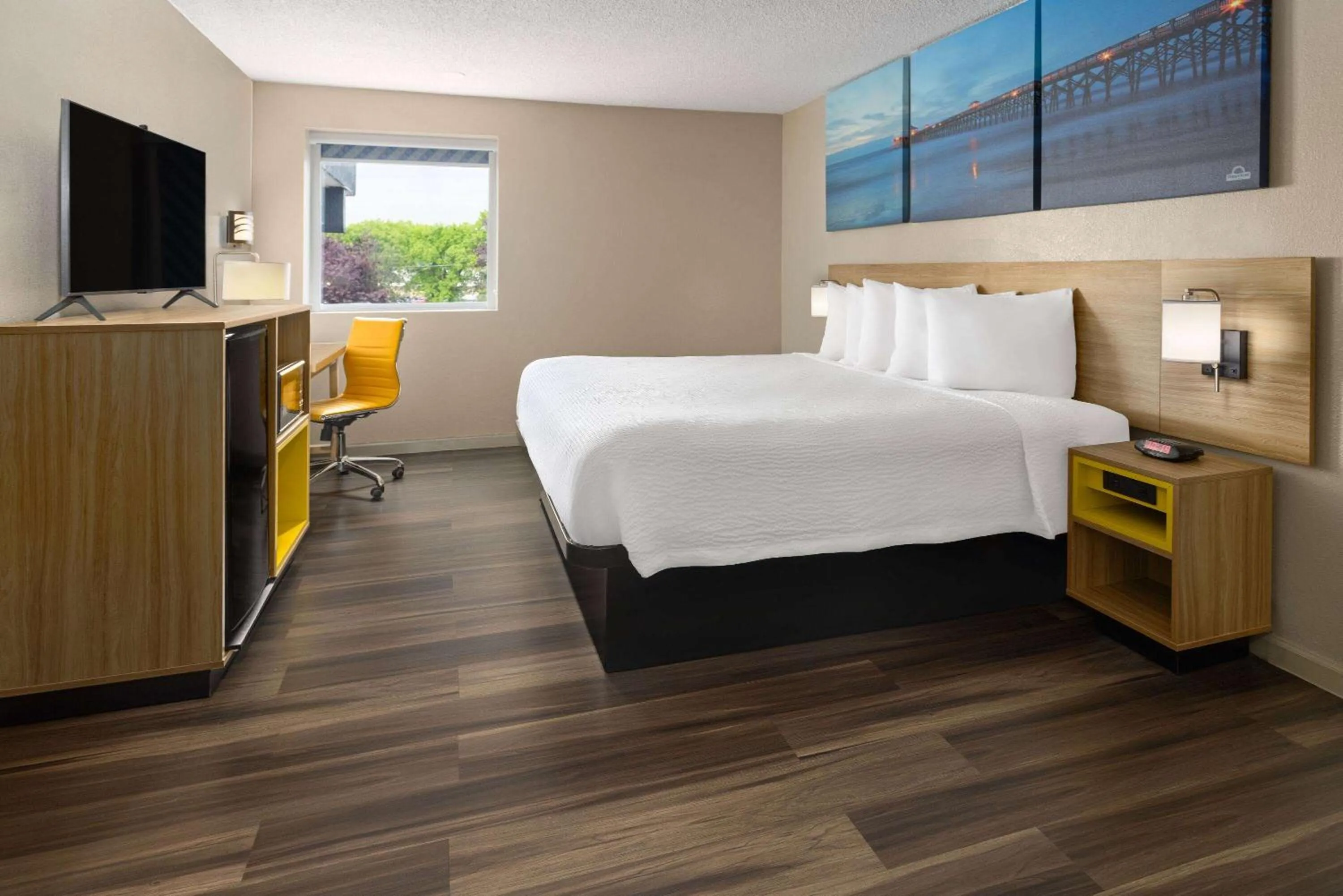 Photo of the whole room, Bed in Days Inn by Wyndham Aberdeen