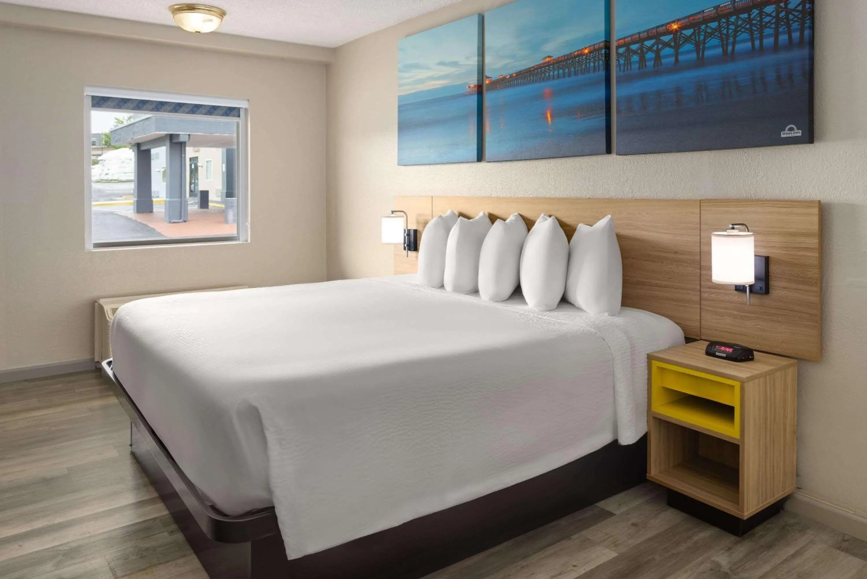 Photo of the whole room, Bed in Days Inn by Wyndham Aberdeen