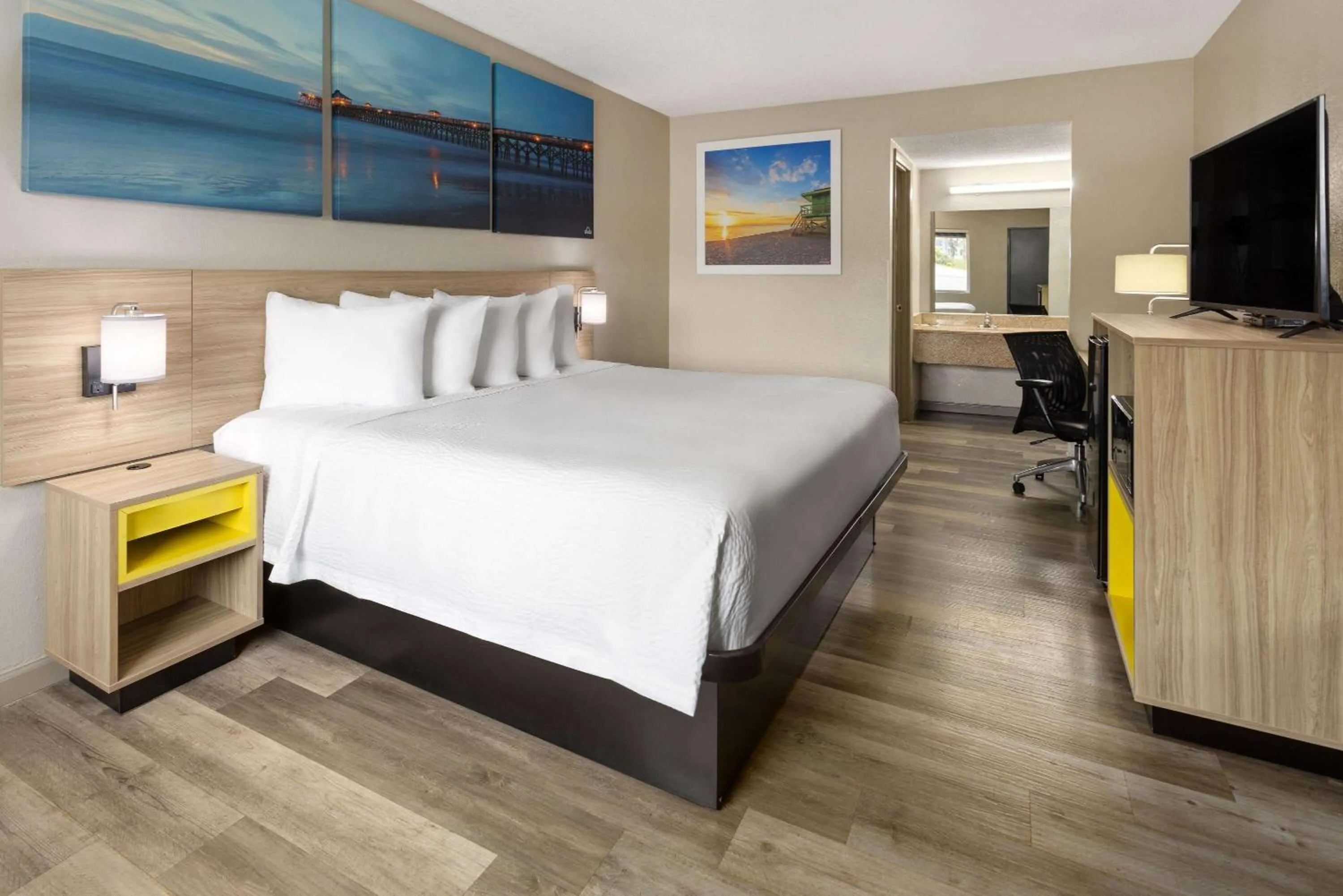 Photo of the whole room, Bed in Days Inn by Wyndham Aberdeen