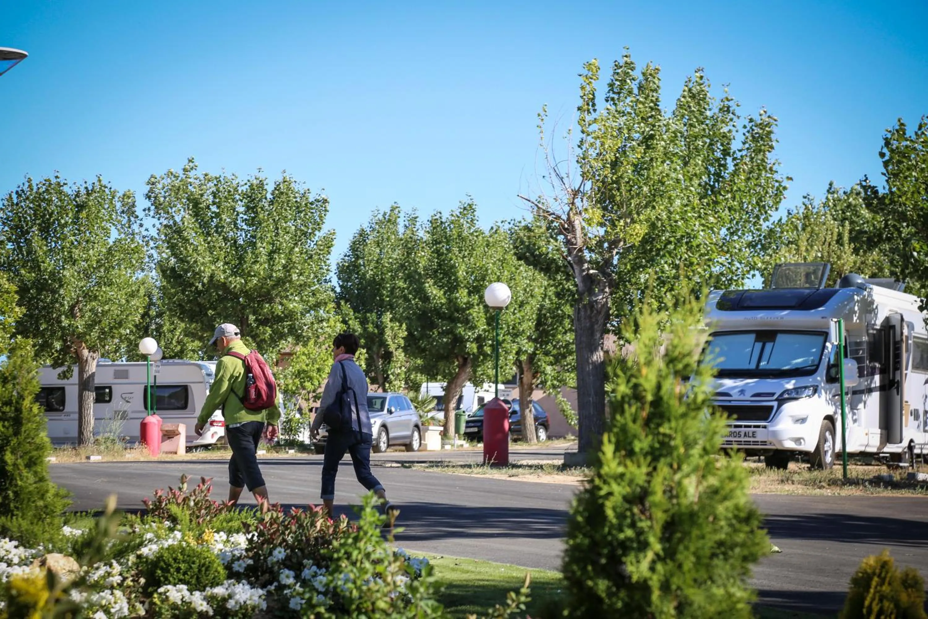 People in Bungalows y Mobil Homes Camping Regio