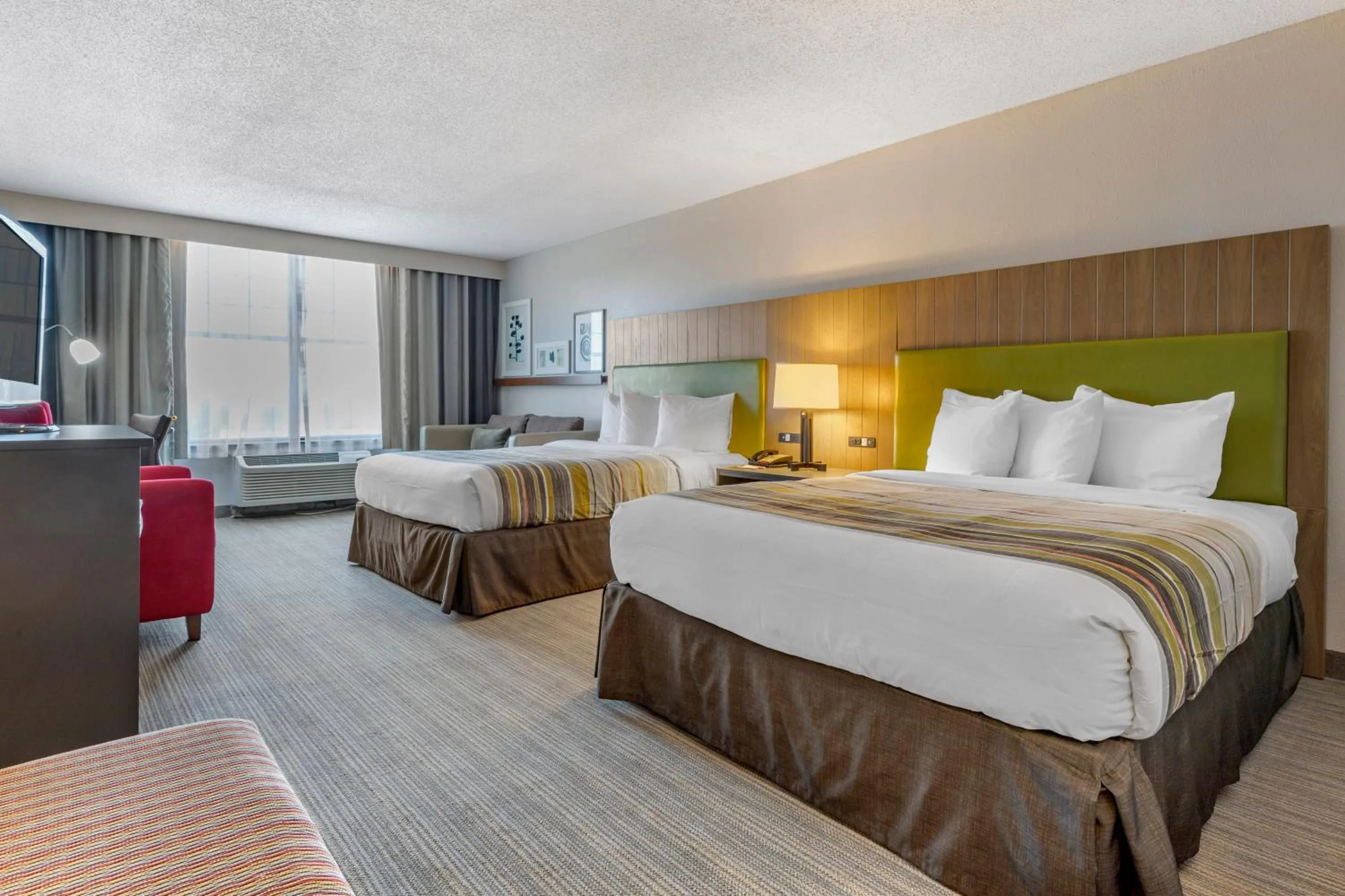 Bed in Country Inn & Suites by Radisson, Lumberton, NC